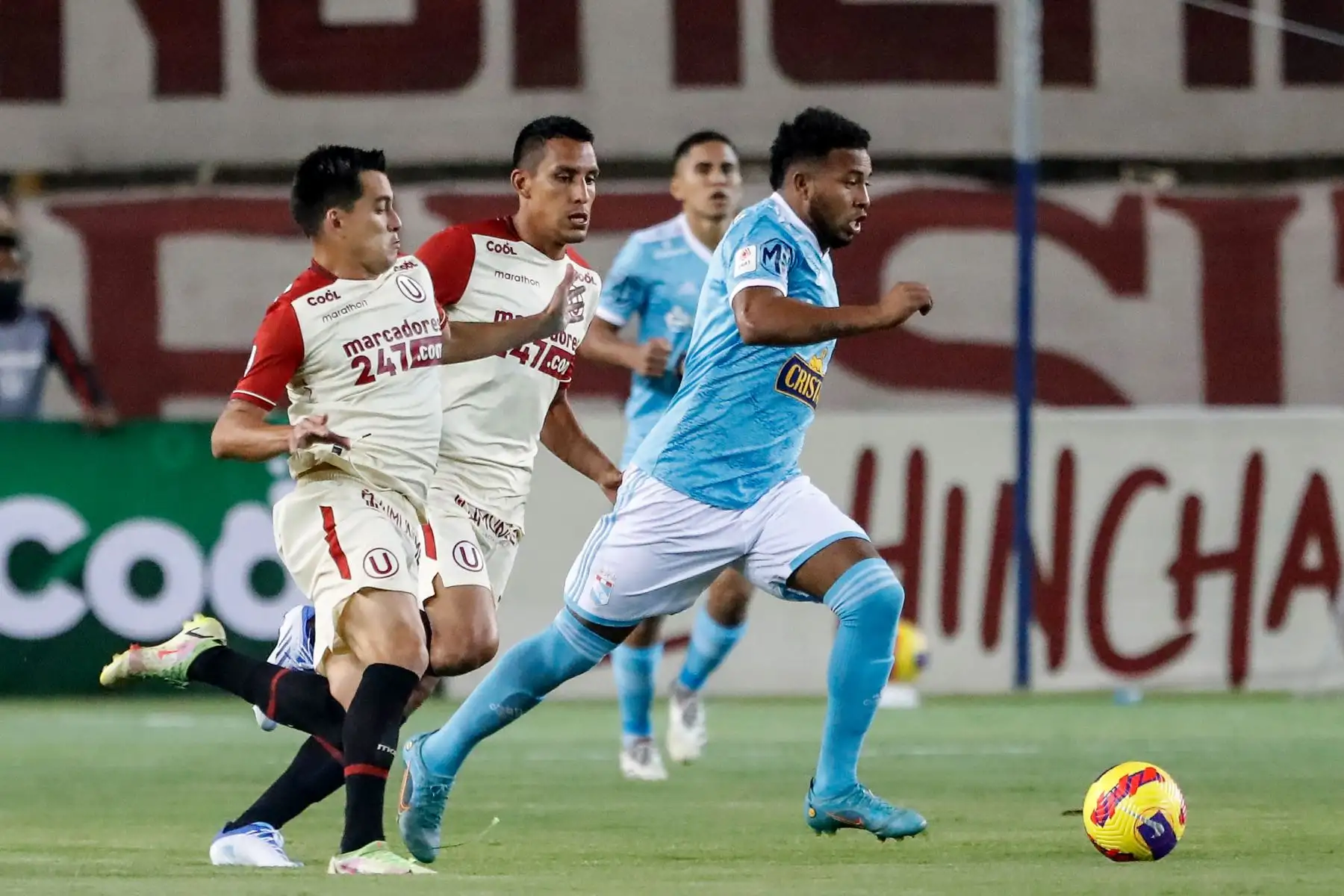 Alex Valera Universitario marca a su rival de Sporting Cristal durante partido por la jornada 15 de la Liga 1, en el Estadio Monumental. Foto: ANDINA/Renato Pajuelo