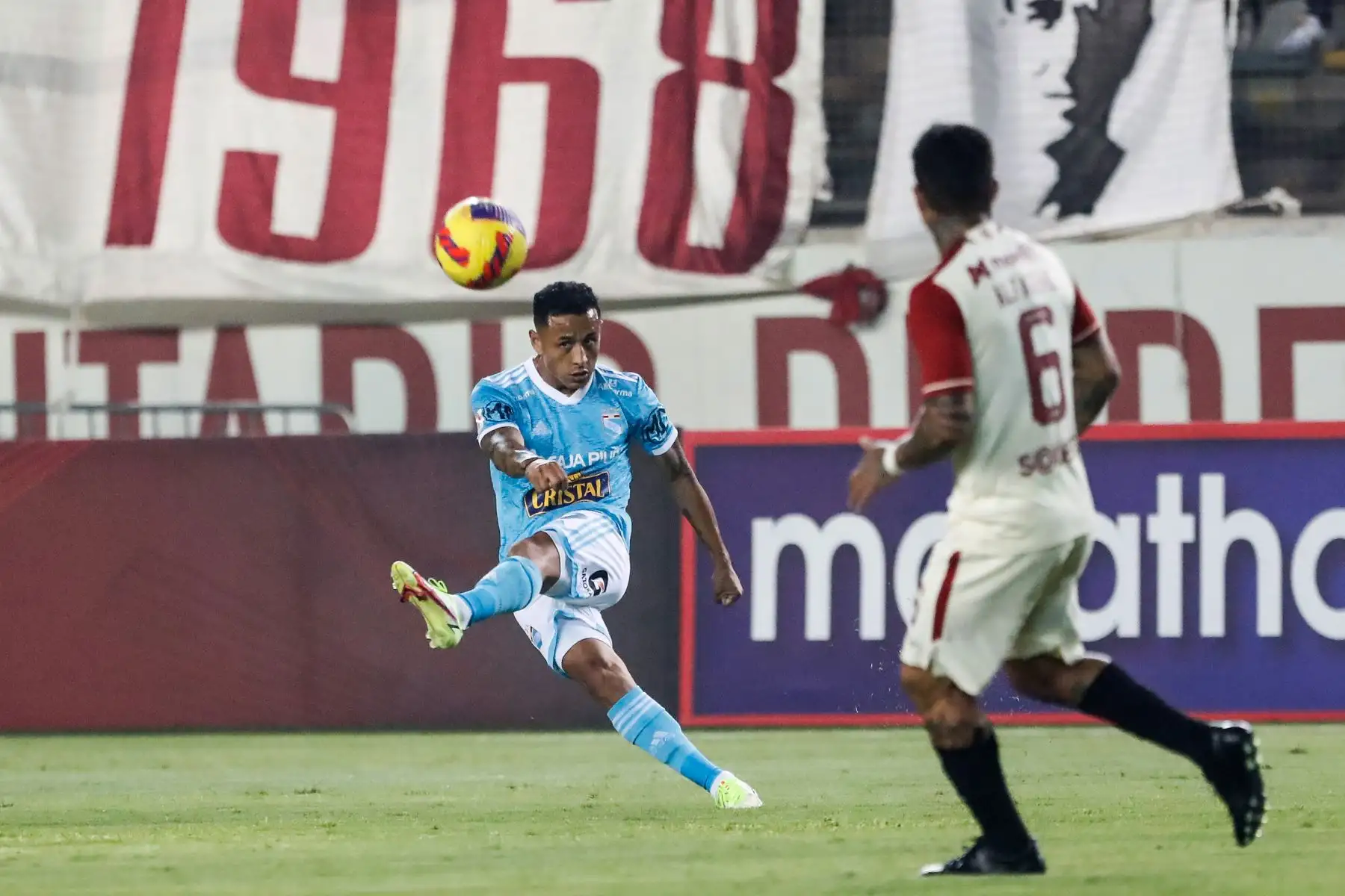 Yoshimar Yotún de Sporting Cristal dispara el balón durante partido frente a Universitario por la jornada 15 de la Liga 1, en el Estadio Monumental. ANDINA/Renato Pajuelo