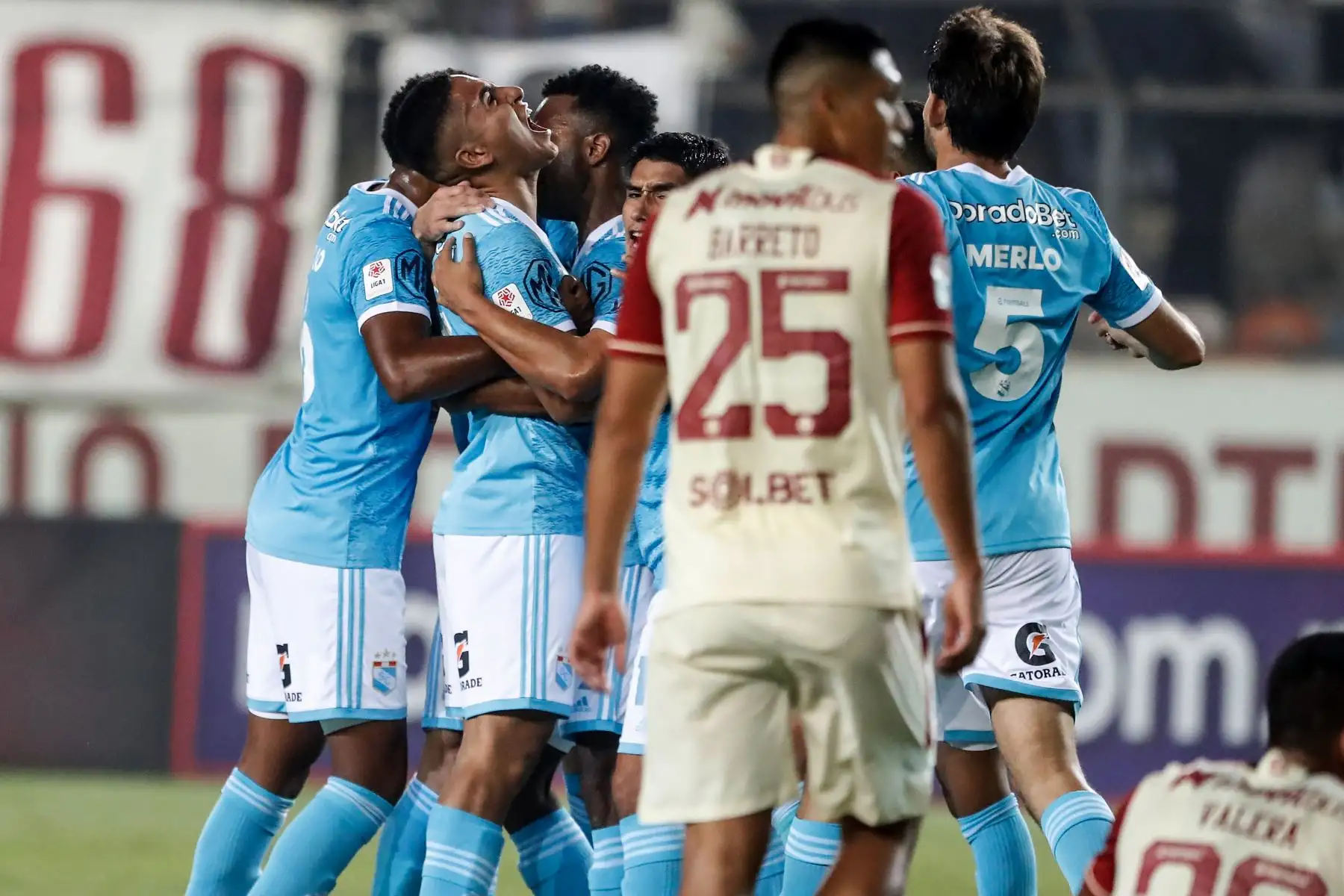Gianfranco Chávez de Sporting Cristal celebra tras anotar ante Universitario por la jornada 15 de la Liga 1, en el Estadio Monumental. ANDINA/Renato Pajuelo