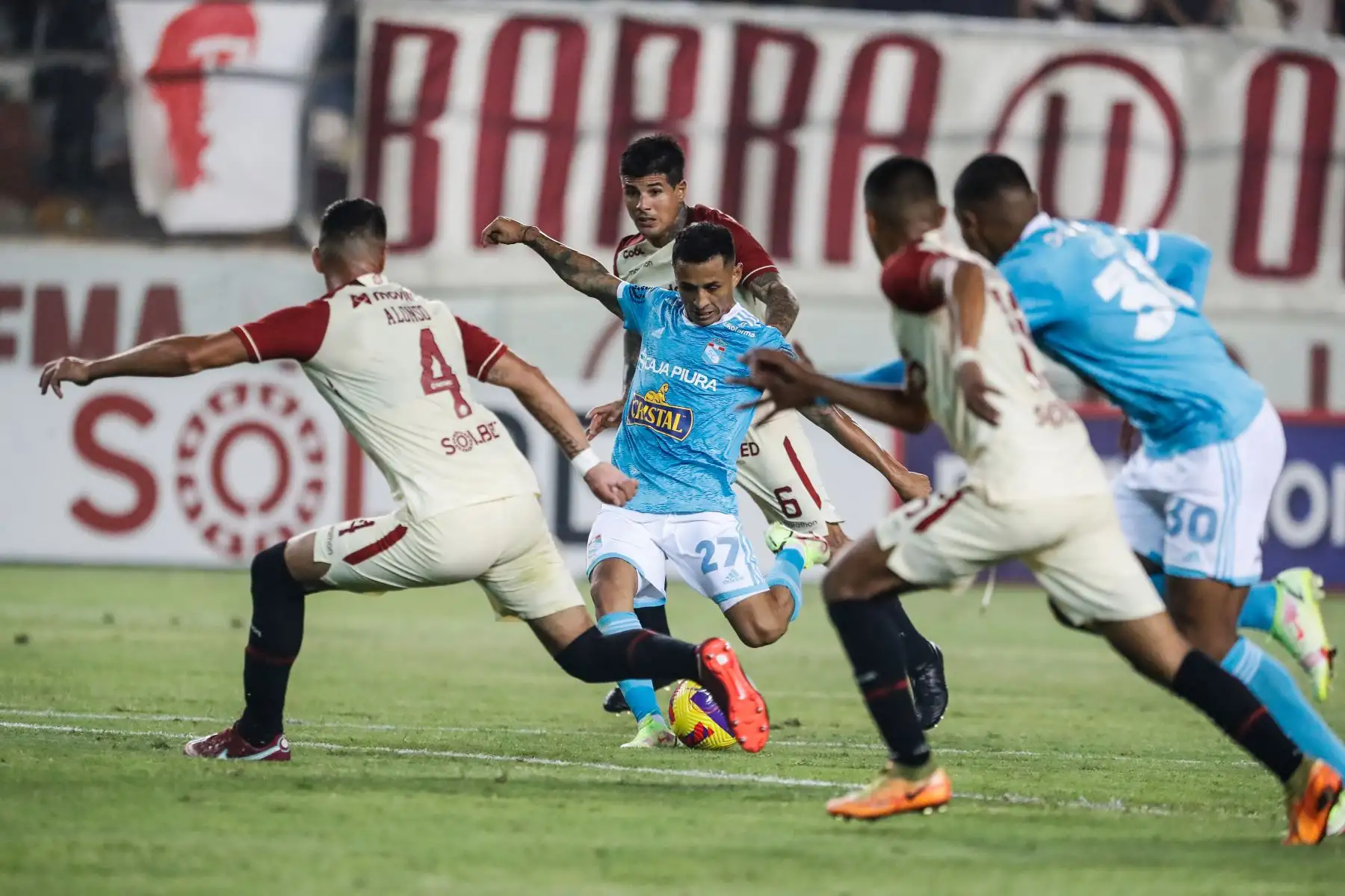 Yoshimar Yotún de Sporting Cristal controla el balón ante la marca de Universitario durante partido por la jornada 15 de la Liga 1, en el Estadio Monumental. Foto: ANDINA/Renato Pajuelo