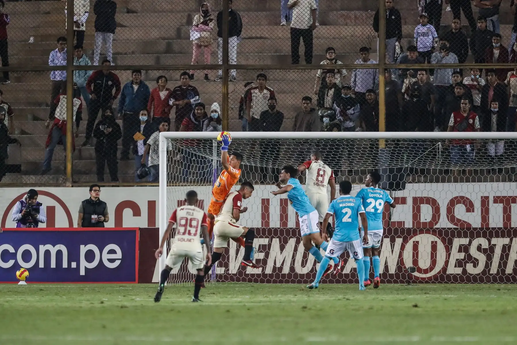 Ivan Santillan portero de Sporting Cristal ataja un remate de Universitario durante partido por la jornada 15 de la Liga 1, en el Estadio Monumental. Foto: ANDINA/Renato Pajuelo