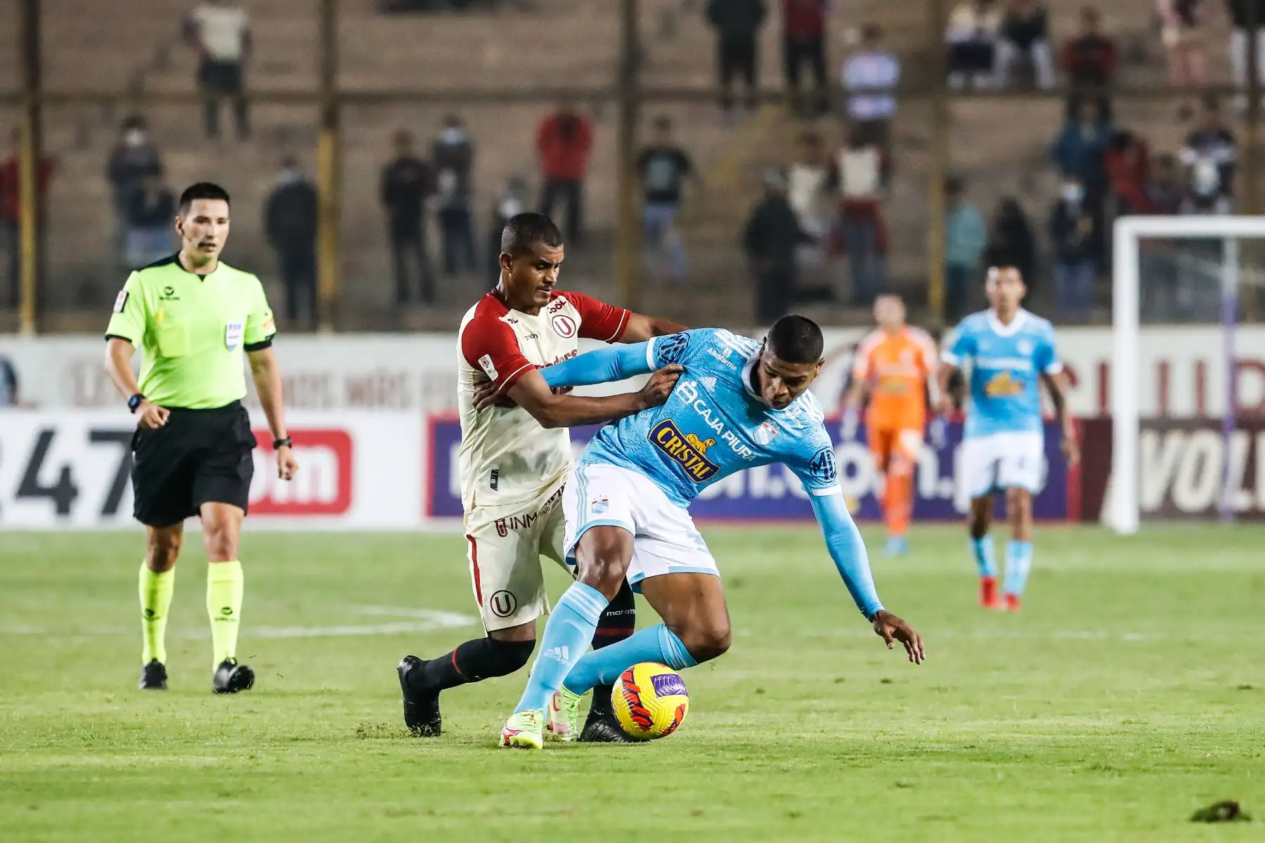 Percy Liza de Sporting Cristal disputa el balón con Nelinho Quina de Universitario durante partido por la jornada 15 de la Liga 1, en el Estadio Monumental. Foto: ANDINA/Renato Pajuelo
