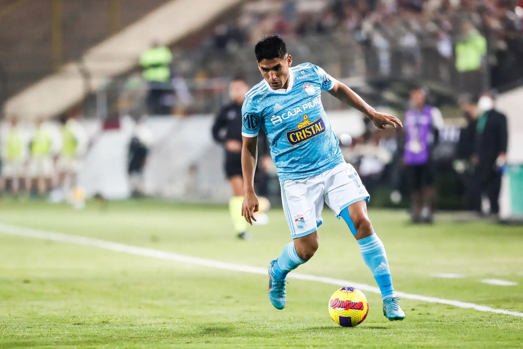 Irven Ávila Sporting Cristal controla el balón durante partido frente a Universitario por la jornada 15 de la Liga 1, en el Estadio Monumental. Foto: ANDINA/Renato Pajuelo