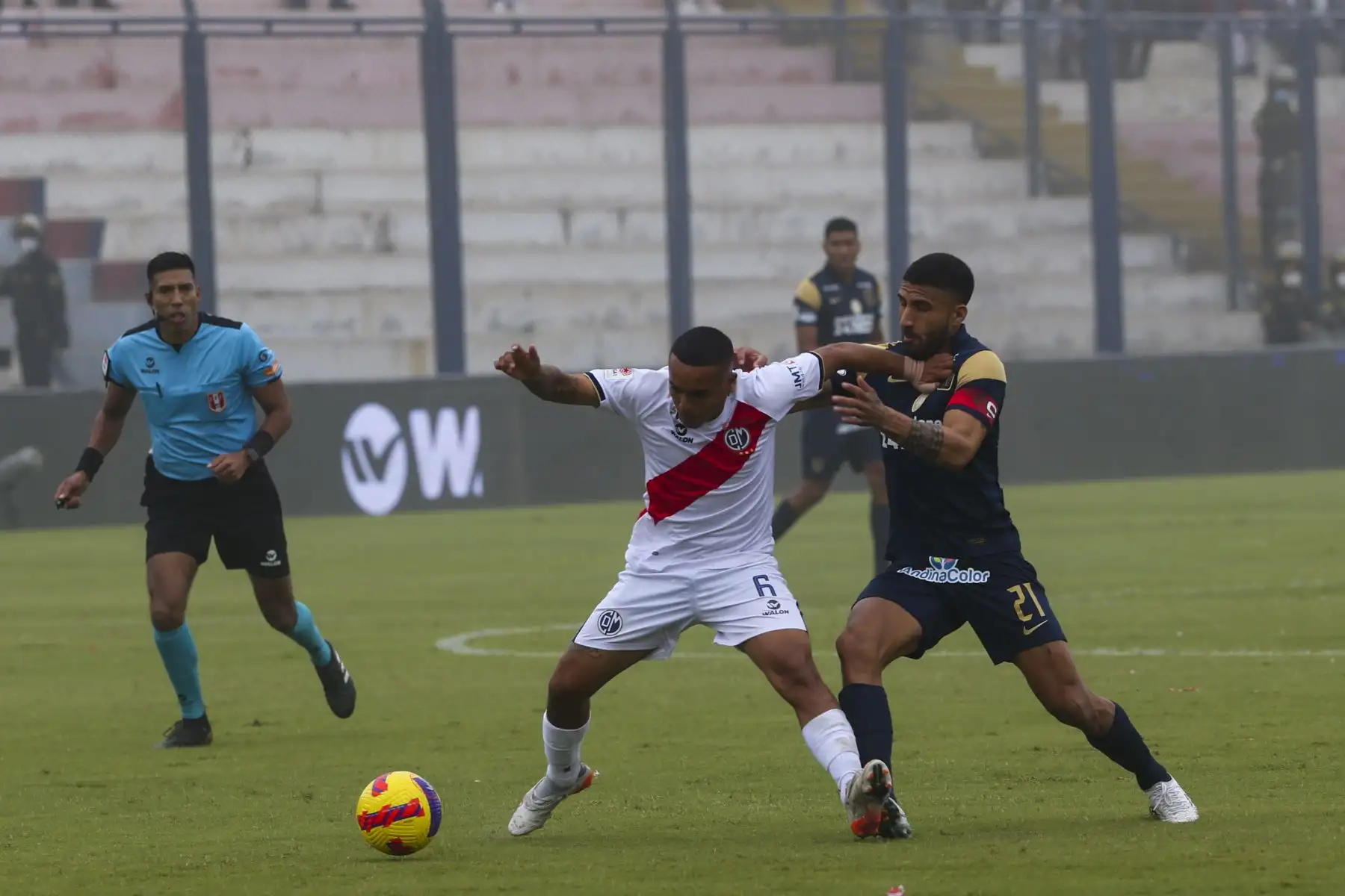 G. Peña, jugador de Deportivo Municipal y J. Ballón, de Alianza Lima disputan el balón durante un partido por la fecha 15 del Torneo Apertura en el Estadio Elías Moreno de Villa El Salvador. Foto: ANDINA/Eddy Ramos