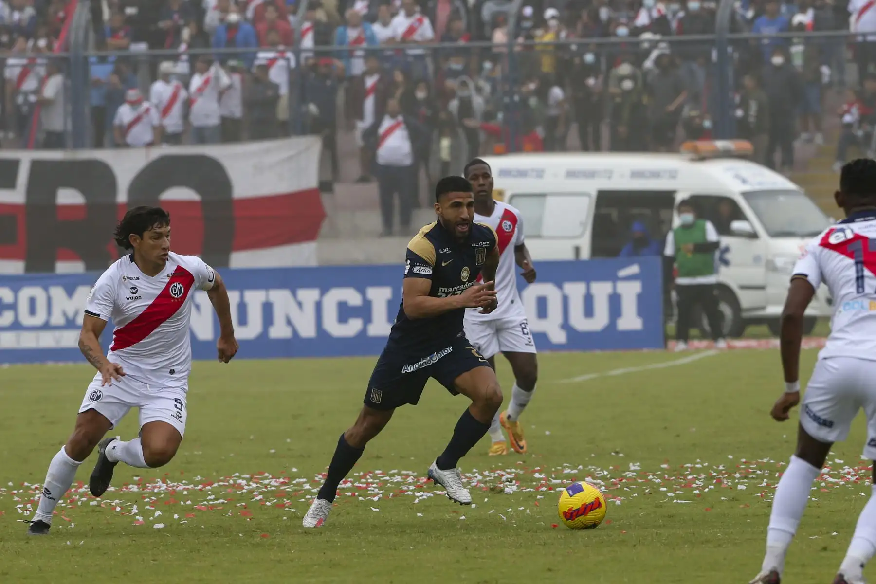 Josepmir Ballón de Alianza Lima controla el balón durante partido frente a Deportivo Municipal por la fecha 15 del Torneo Apertura, en el Estadio Elías Moreno de Villa El Salvador. Foto: ANDINA/Eddy Ramos