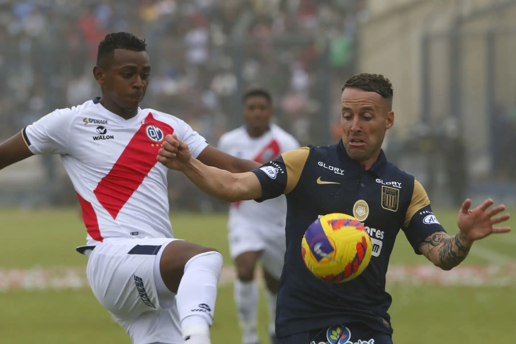 Jugadores de Alianza Lima vs Deportivo Municipal disputan el balón en un partido por la fecha 15 del Torneo Apertura en el Estadio Elías Moreno de Villa El Salvador. Foto: ANDINA/Eddy Ramos