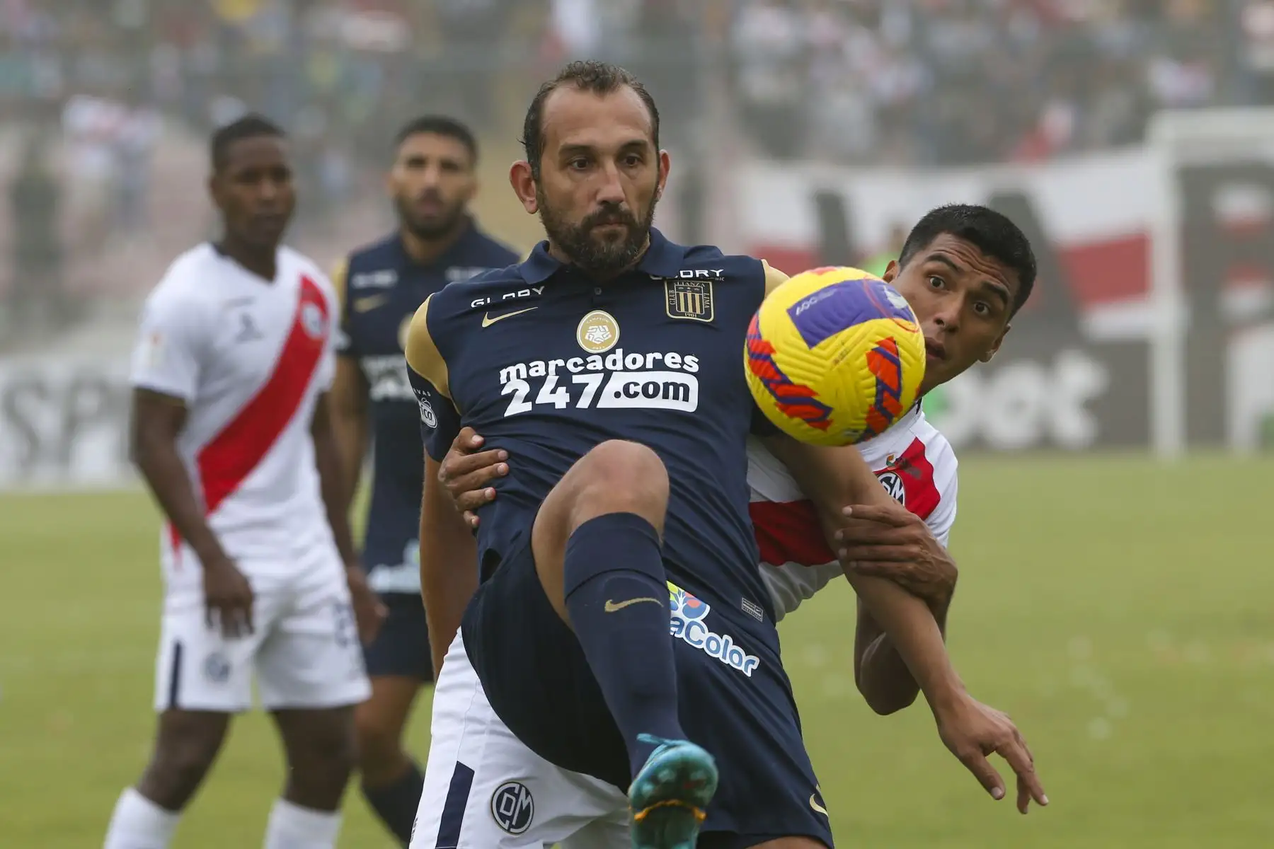 Hernán Barcos de Alianza Lima controla el balón ante la marca de su rival de Deportivo Municipal durante partido por la fecha 15 del Torneo Apertura en el Estadio Elías Moreno de Villa El Salvador. Foto: ANDINA/Eddy Ramos