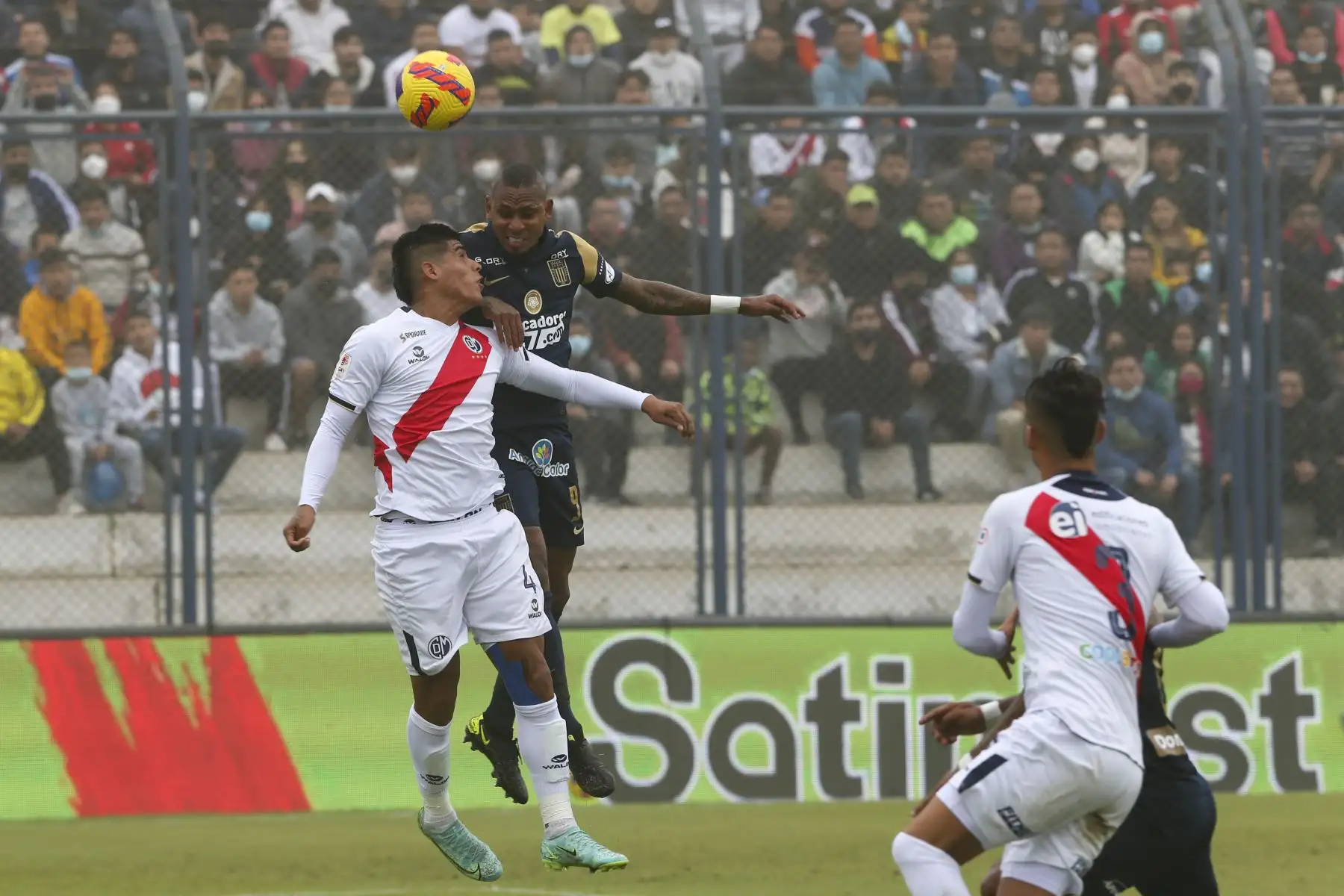 Jugadores de Alianza Lima vs Deportivo Municipal disputan el balón en un partido por la fecha 15 del Torneo Apertura en el Estadio Elías Moreno de Villa El Salvador. Foto: ANDINA/Eddy Ramos