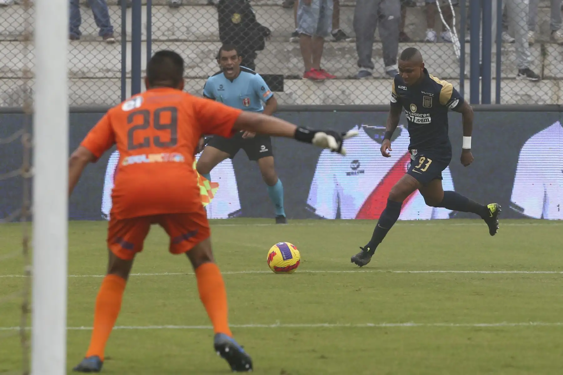 A. Rodríguez, jugador de Alianza Lima ataca el arco de Deportivo Municipal durante un partido por la fecha 15 del Torneo Apertura en el Estadio Elías Moreno de Villa El Salvador. Foto: ANDINA/Eddy Ramos