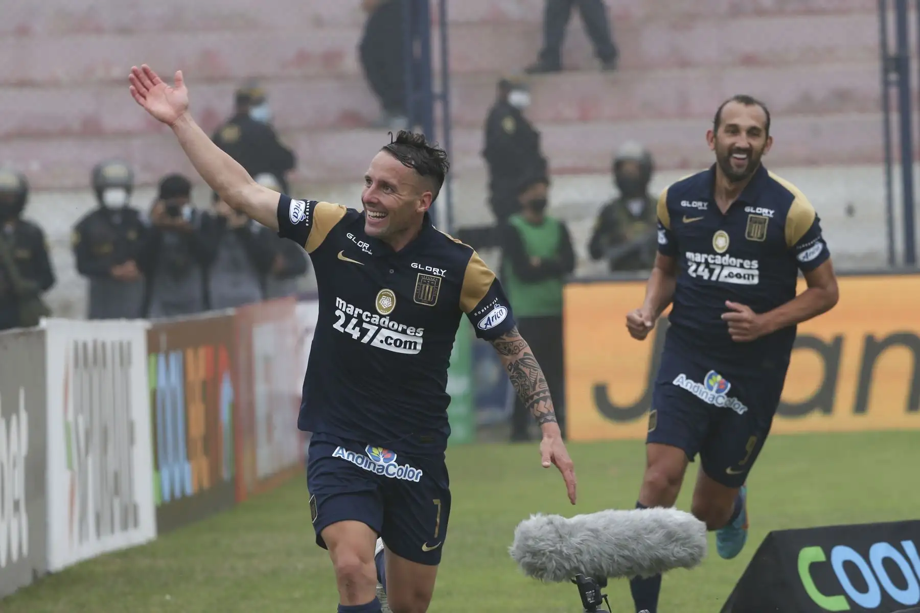 Pablo Lavandeira, jugador de Alianza Lima celebra anotación del primer gol durante un partido entre Alianza Lima y Deportivo Municipal por la fecha 15 del Torneo Apertura, en el Estadio Elías Moreno de Villa El Salvador. Foto: ANDINA/Eddy Ramos