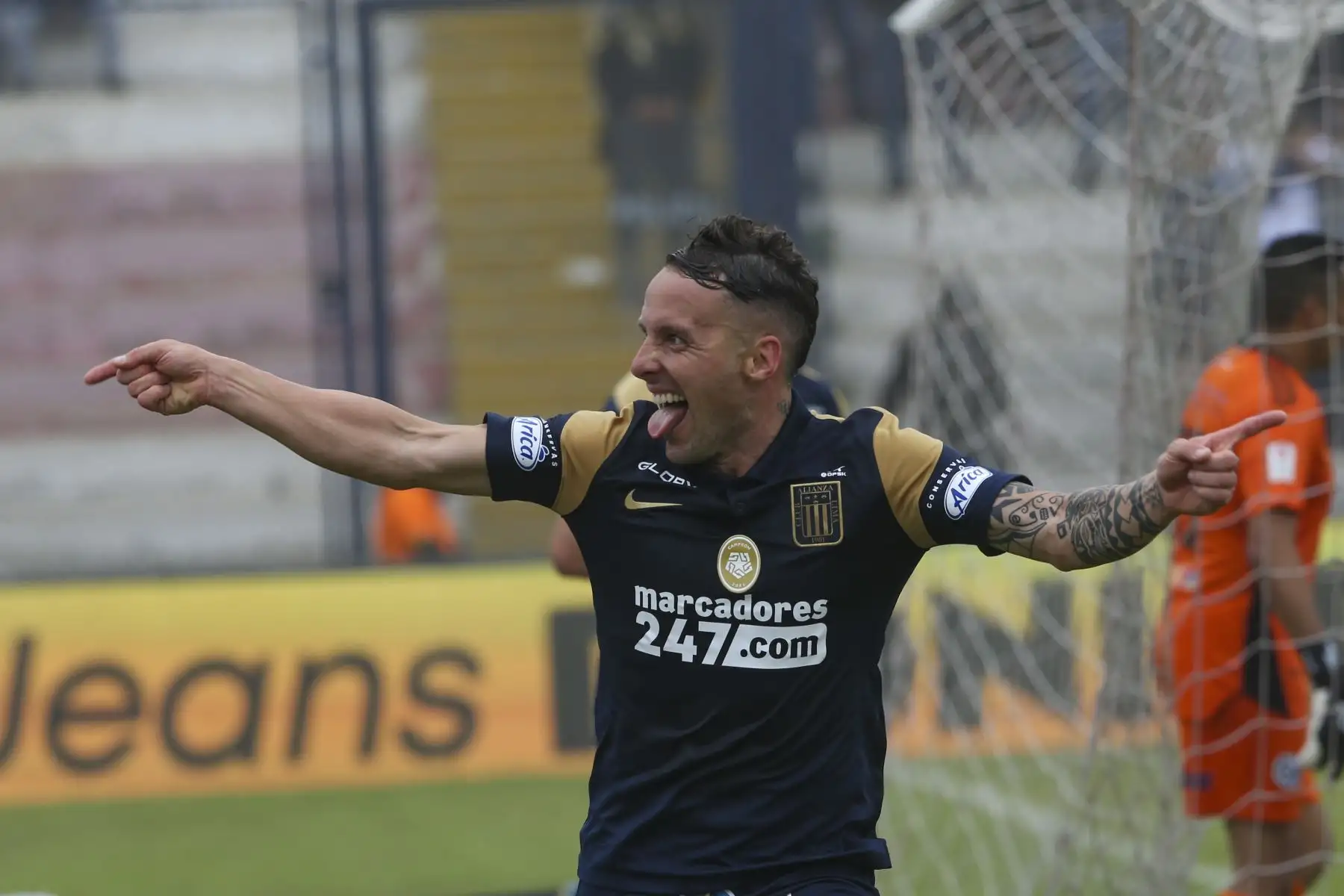 Pablo Lavandeira, jugador de Alianza Lima celebra anotación del primer gol durante un partido entre Alianza Lima y Deportivo Municipal por la fecha 15 del Torneo Apertura en el Estadio Elías Moreno de Villa El Salvador. Foto: ANDINA/Eddy Ramos
