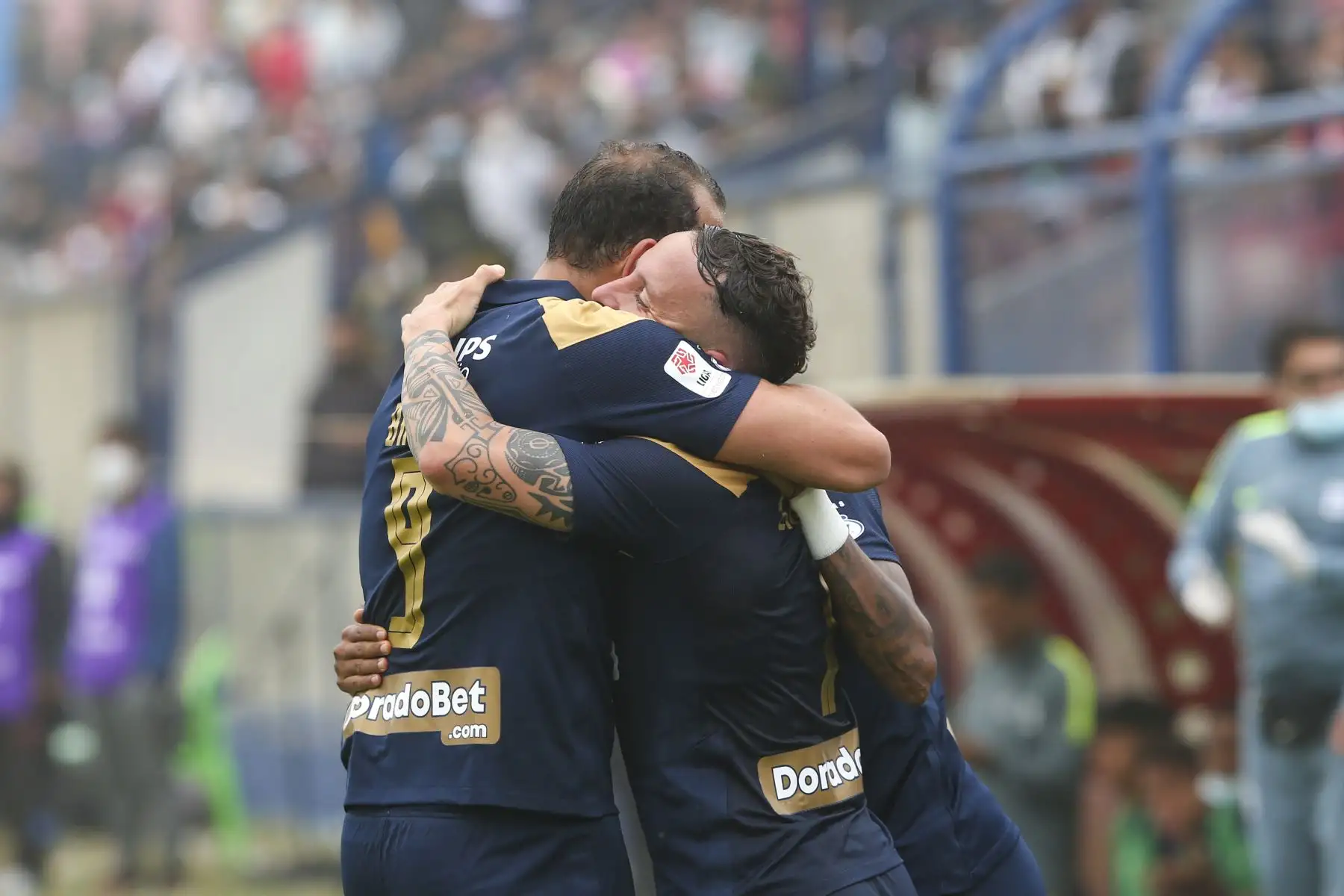 Pablo Lavandeira, jugador de Alianza Lima celebra junto con sus compañeros anotación del primer gol durante un partido entre Alianza Lima y Deportivo Municipal por la fecha 15 del Torneo Apertura en el Estadio Elías Moreno de Villa El Salvador. Foto: ANDINA/Eddy Ramos