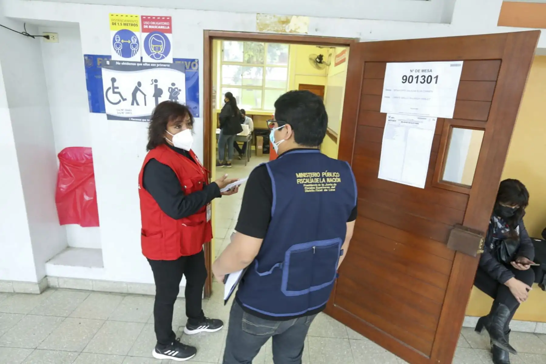 Las delegadas y delegados de las organizaciones políticas a nivel nacional cumplen con su deber cuidadano y acuden a los centros educativos correspondientes para emitir su voto en la segunda jornada de elecciones internas de las organizaciones políticas. Jurado Nacional de Elecciones supervisa que la jornada se desarrolle con total normalidad. Foto: Difusión
