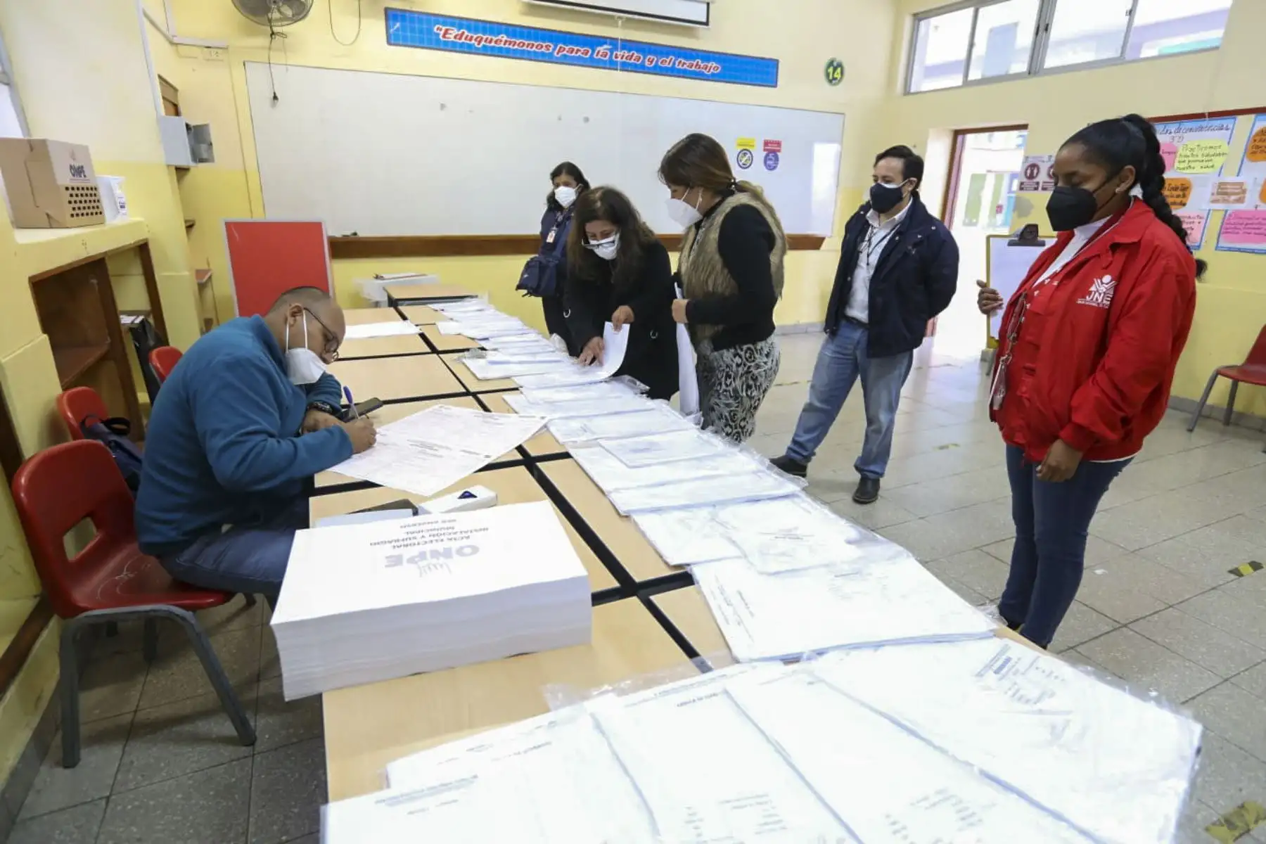 Las delegadas y delegados de las organizaciones políticas a nivel nacional cumplen con su deber cuidadano y acuden a los centros educativos correspondientes para emitir su voto en la segunda jornada de elecciones internas de las organizaciones políticas. Jurado Nacional de Elecciones supervisa que la jornada se desarrolle con total normalidad. Foto: Difusión