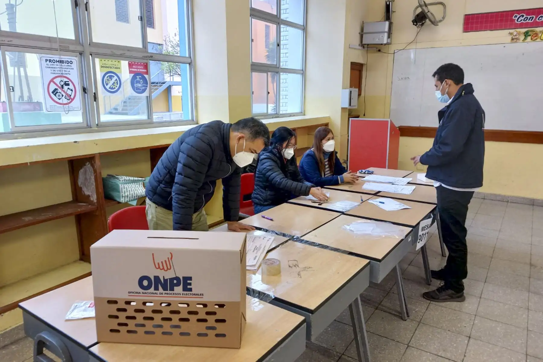 Las delegadas y delegados de las organizaciones políticas a nivel nacional cumplen con su deber cuidadano y acuden a los centros educativos correspondientes para emitir su voto en la segunda jornada de elecciones internas de las organizaciones políticas. Jurado Nacional de Elecciones supervisa que la jornada se desarrolle con total normalidad. Foto: Difusión
