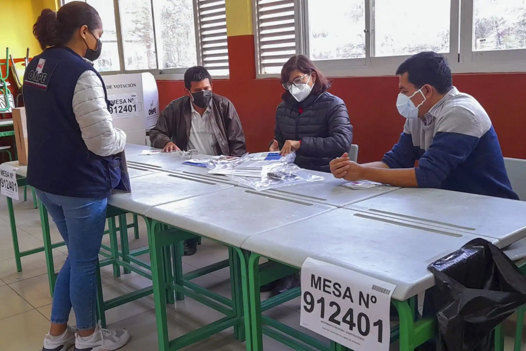 Las delegadas y delegados de las organizaciones políticas a nivel nacional cumplen con su deber cuidadano y acuden a los centros educativos correspondientes para emitir su voto en la segunda jornada de elecciones internas de las organizaciones políticas. Jurado Nacional de Elecciones supervisa que la jornada se desarrolle con total normalidad. Foto: Difusión