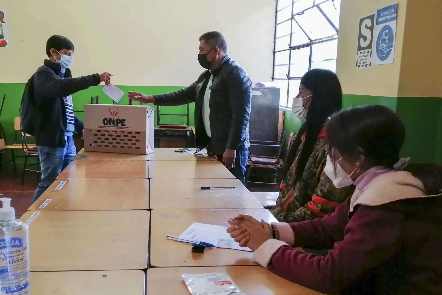 Las delegadas y delegados de las organizaciones políticas a nivel nacional cumplen con su deber cuidadano y acuden a los centros educativos correspondientes para emitir su voto en la segunda jornada de elecciones internas de las organizaciones políticas. Jurado Nacional de Elecciones supervisa que la jornada se desarrolle con total normalidad. Foto: Difusión