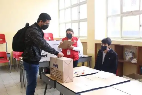 En un primer reporte el JNE precisa que durante el inicio de la jornada ya se encontraban instaladas 106 de las 167 mesas de sufragio en el ámbito nacional, lo que representa el 63.47%.