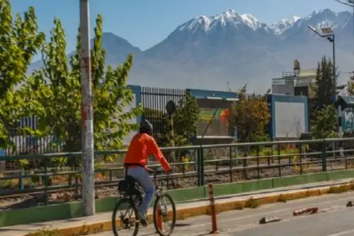 El ciclista Javier Estrada, representante del colectivo “EnBiciados AQP”, destacó la importancia de las ciclovías y solicitó a la población y transportistas a respetar los espacios destinados a la circulación de bicicletas.
