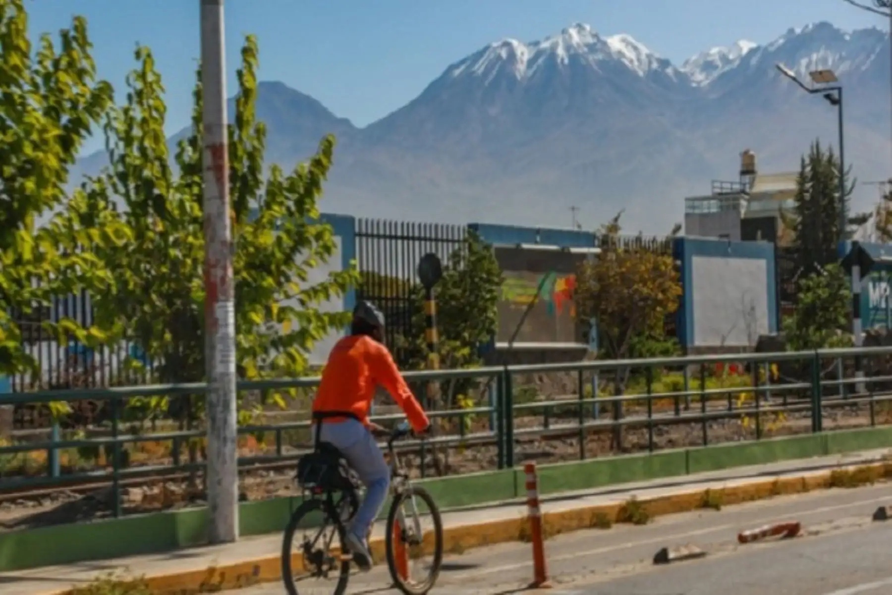 El ciclista Javier Estrada, representante del colectivo “EnBiciados AQP”, destacó la importancia de las ciclovías y solicitó a la población y transportistas a respetar los espacios destinados a la circulación de bicicletas.