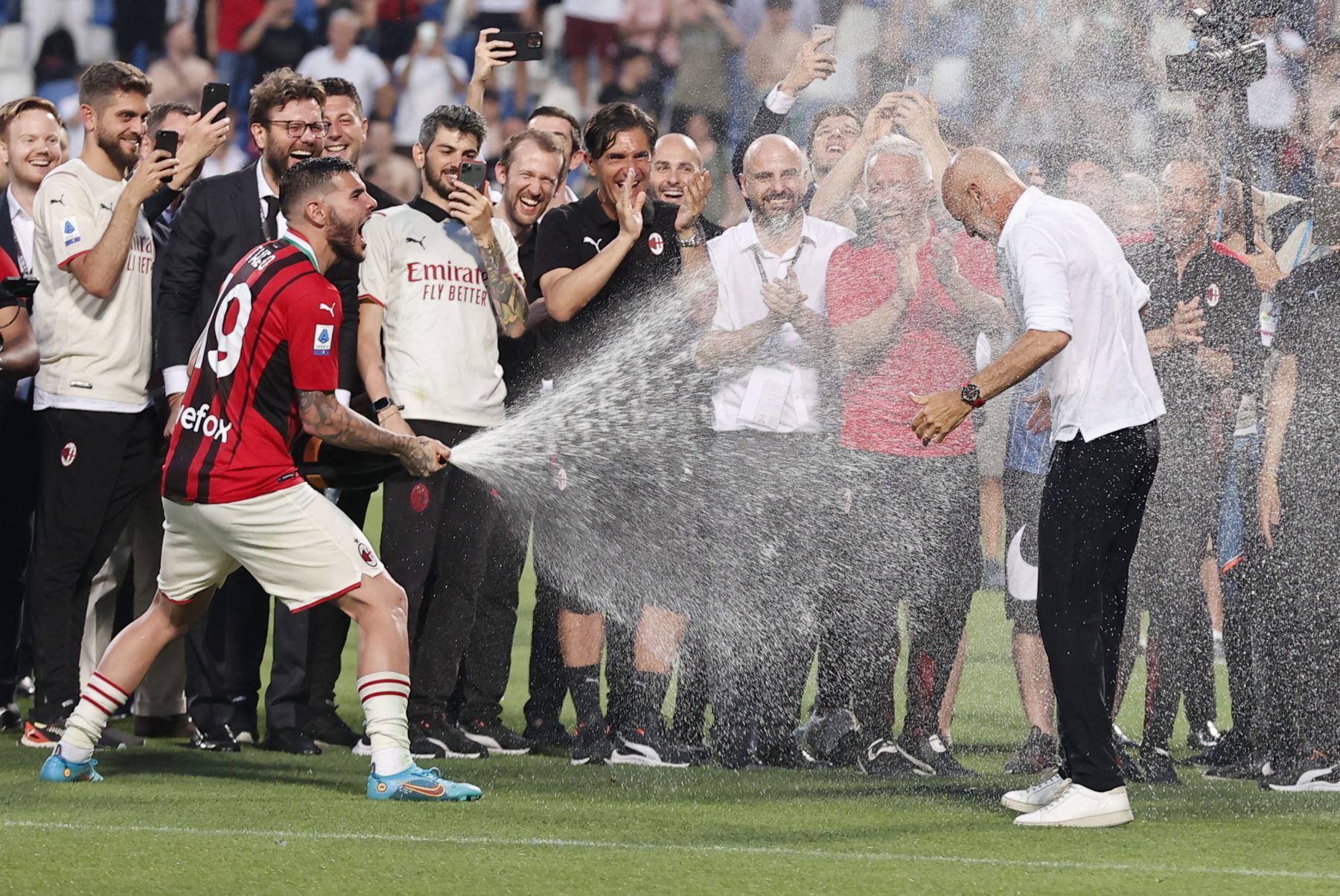 Theo Hernández del Milán celebra con el entrenador Stefano Pioli tras ganar el título del campeonato de la Serie A italiana, en el Estadio Mapei de Reggio Emilia. Foto. EFE