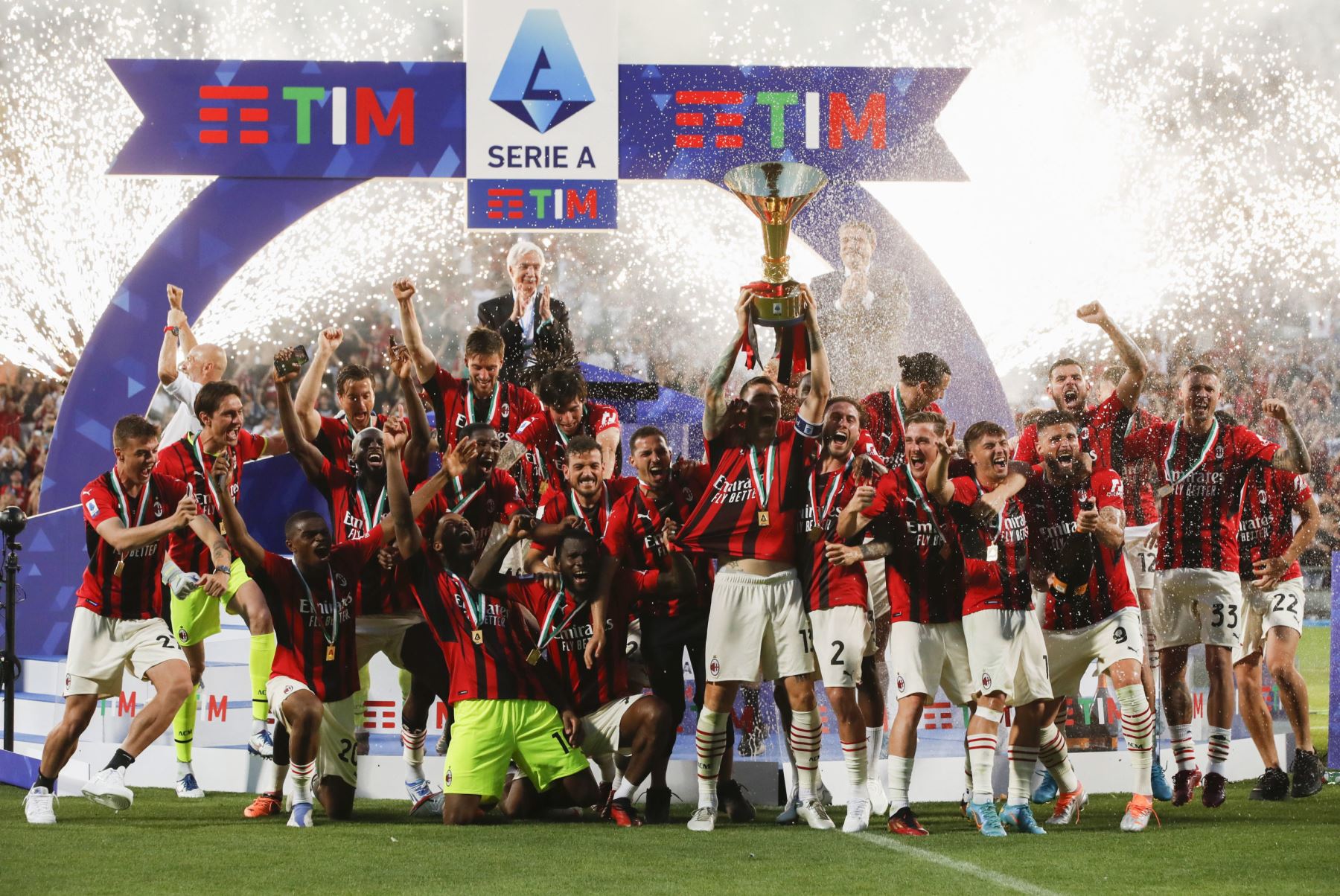 Los jugadores del Milan celebran con el trofeo el título del campeonato de la Serie A italiana. Foto. EFE