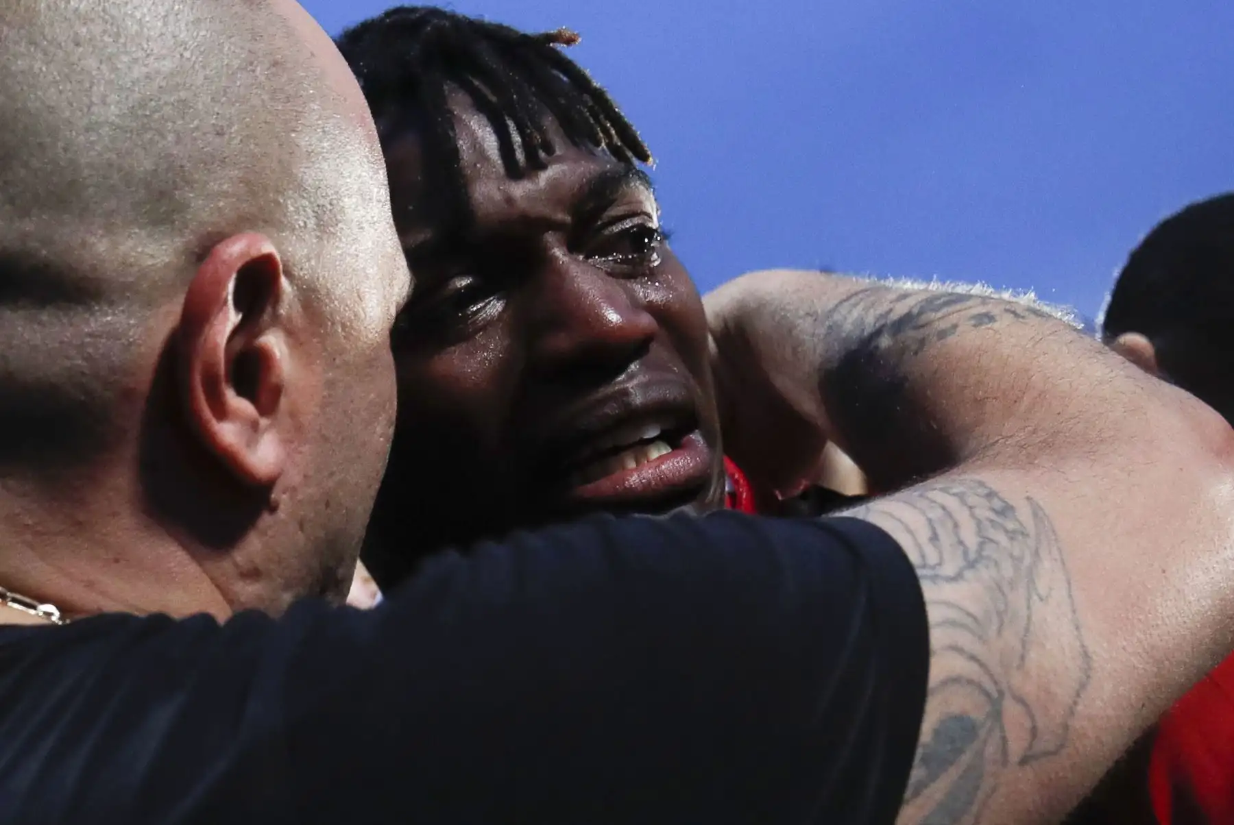 Rafael Leao del Milán celebra tras ganar el título del campeonato de la Serie A italiana. Foto. EFE