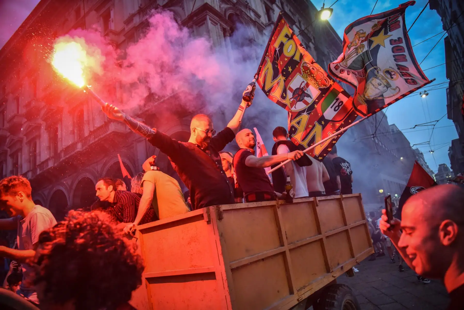 Los seguidores del AC Milan celebran la victoria del título del Campeonato de la Serie A italiana. Foto. EFE