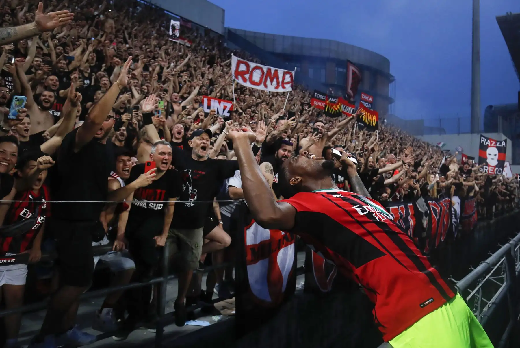 El portero del Milan Mike Maignan celebra tras ganar el título del campeonato de la Serie A. Foto. EFE