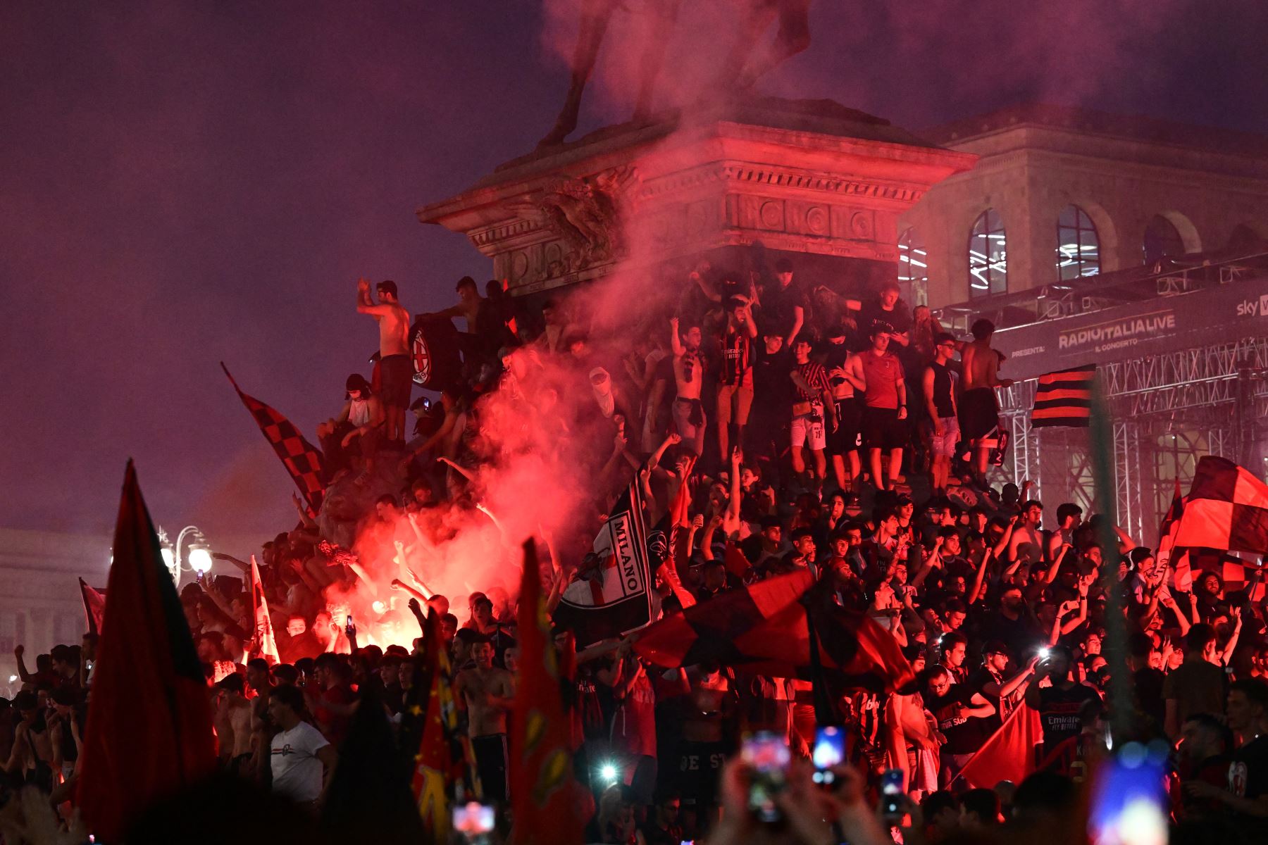 Los fanáticos del AC Milan celebran junto a la estatua de Vittorio Emanuele II en la Piazza Duomo, Italia. Foto. AFP