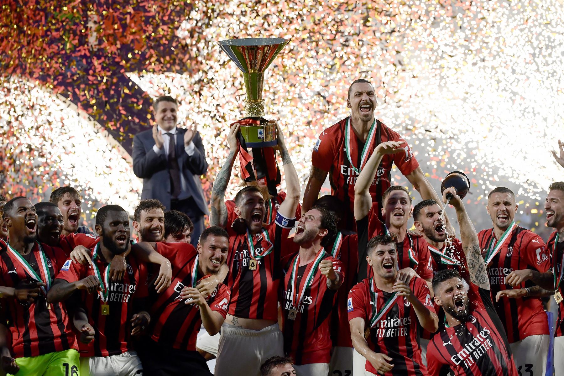 Alessio Romagnoli, Zlatan Ibrahimovic, Milan Olivier Giroud y sus compañeros celebran con el trofeo tras ganar 3-0 a Sassuolo y coronarse campeones de la Serie A italiana. Foto: AFP