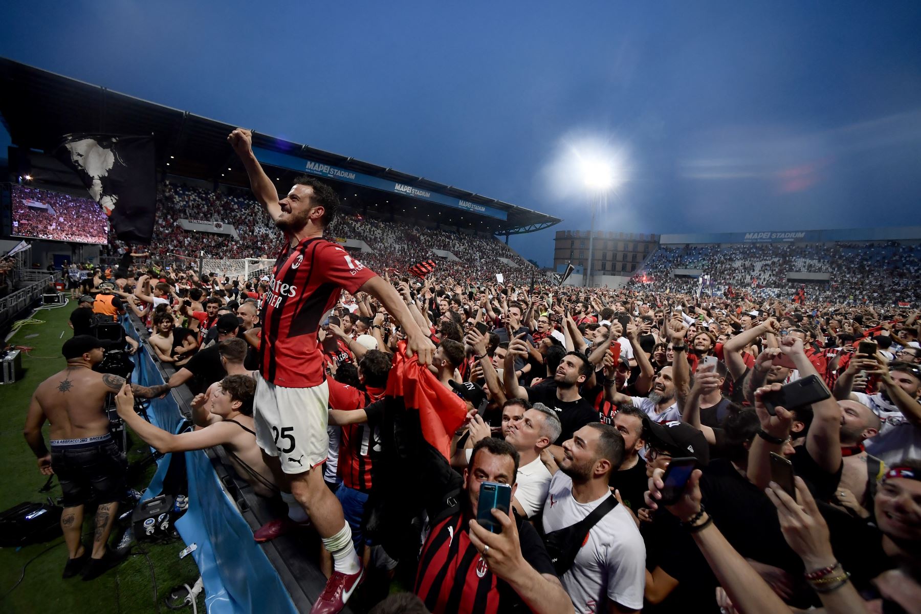 El mediocampista italiano del AC Milan, Alessandro Florenzi, saluda a los hinchas de su club tras ganar la final a Sassuolo y coronarse campeón de la Serie A italiana. Foto. AFP