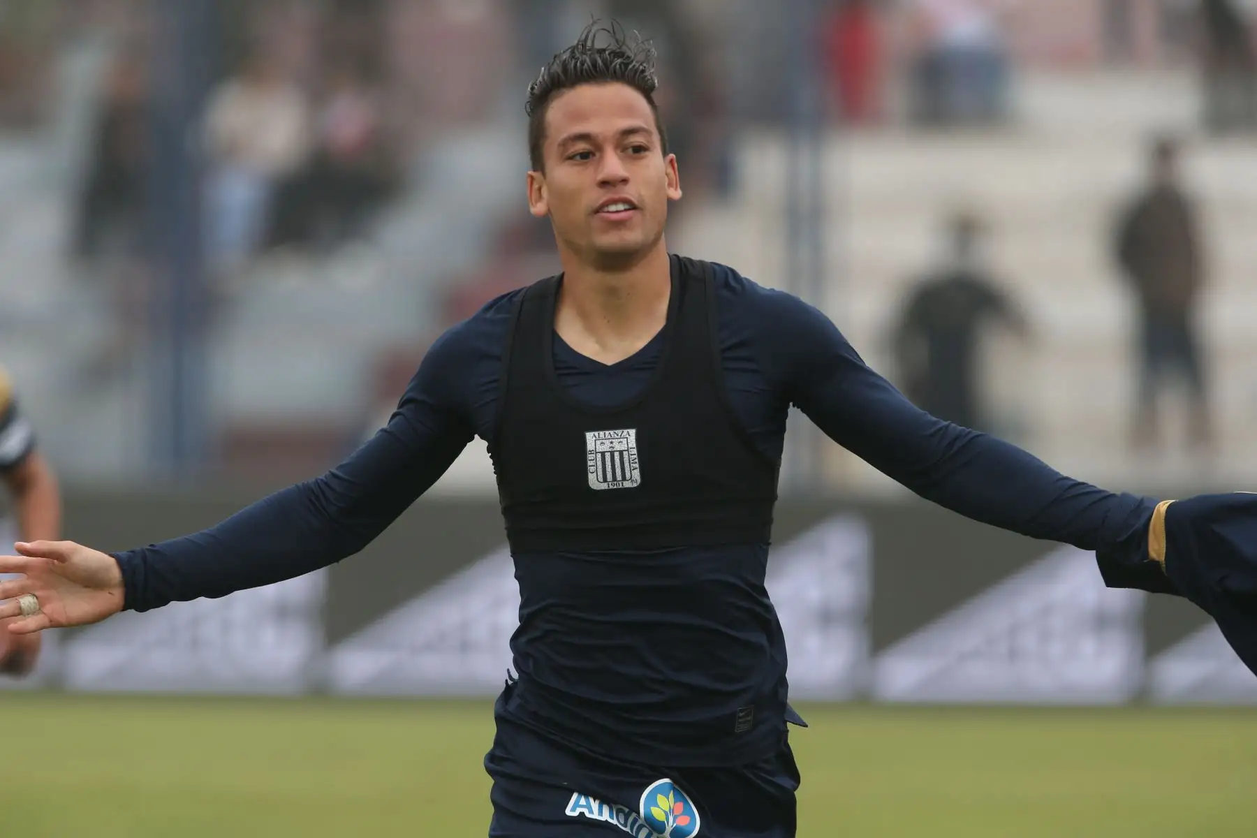 Cristian Benavente, jugador de Alianza Lima celebra anotación del tercer gol durante un partido entre Alianza Lima y Deportivo Municipal por la fecha 15 del Torneo Apertura en el Estadio Elías Moreno de Villa El Salvador. Foto: ANDINA/Eddy Ramos