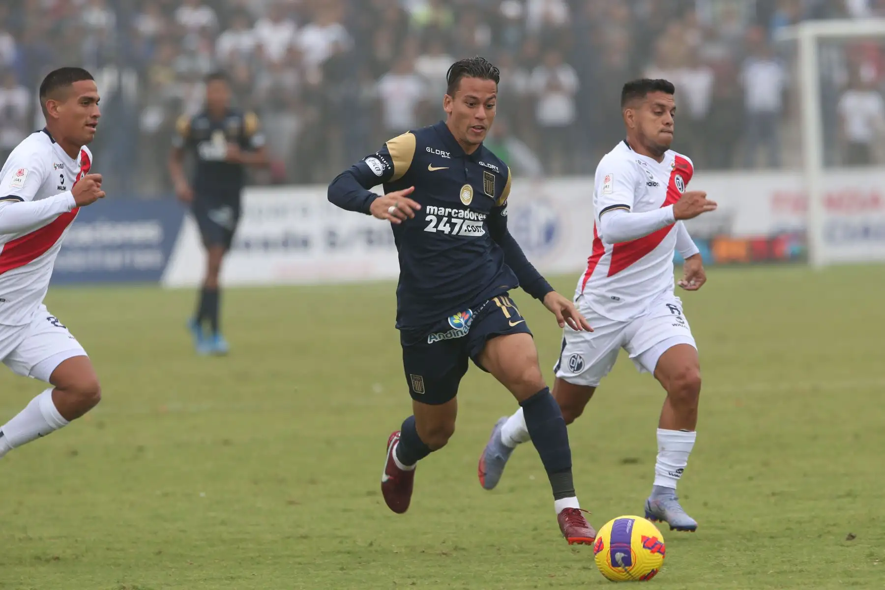 Cristian Benavente, jugador de Alianza Lima disputa el balón ante jugador del Deportivo Municipal por la fecha 15 del Torneo Apertura en el Estadio Elías Moreno de Villa El Salvador. Foto: ANDINA/Eddy Ramos