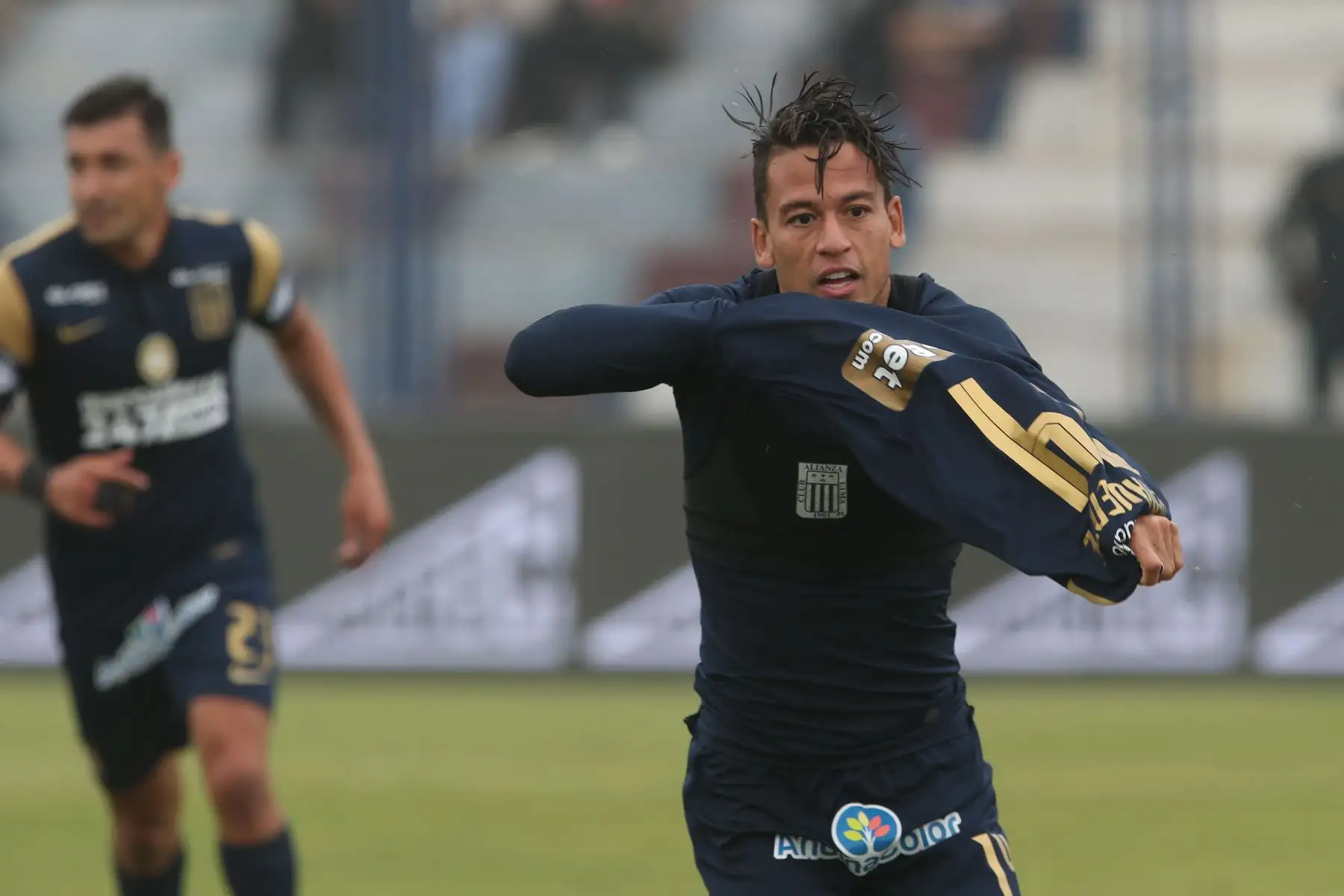 Cristian Benavente, jugador de Alianza Lima celebra anotación del tercer gol durante un partido entre Alianza Lima y Deportivo Municipal por la fecha 15 del Torneo Apertura, en el Estadio Elías Moreno de Villa El Salvador. Foto: ANDINA/Eddy Ramos