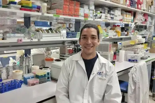 Una de las investigaciones en las que Anthony Torres colaboró consistía en buscar biomarcadores (anticuerpos generados por el sistema inmune) que permitieran predecir el cuadro evolutivo del covid-19.