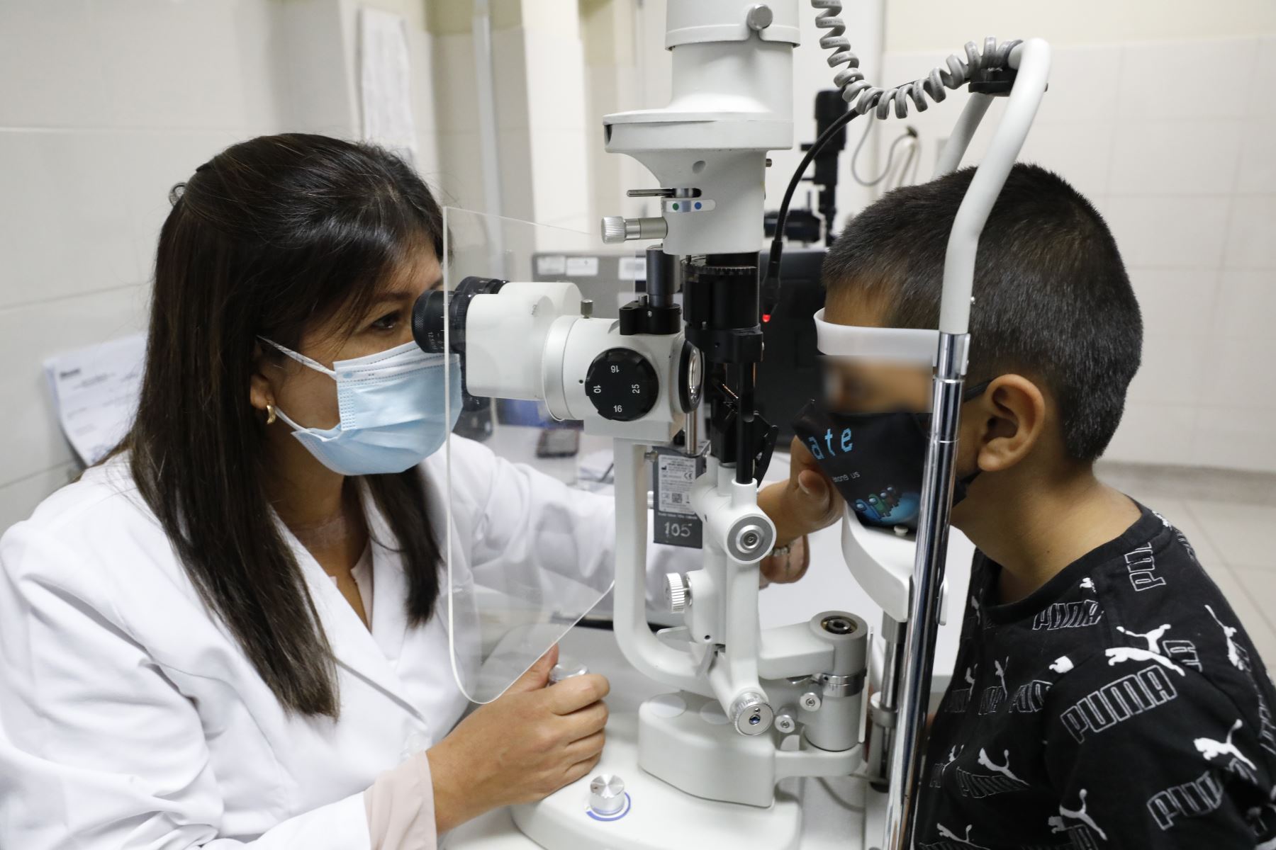 Médicos de EsSalud realizan cirugía reconstructiva y salvan ojo de niño que sufrió mordedura de perro.