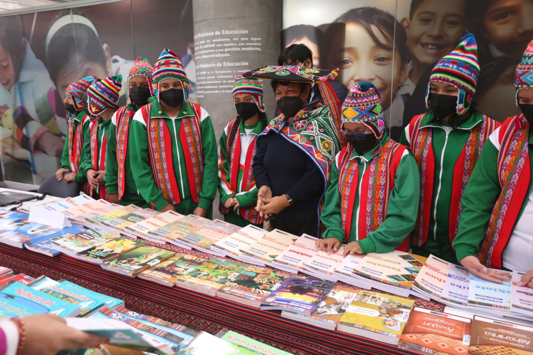 El Ministerio de Educación, exhibe libros en lenguas originarias que serán distribuidos en las Instituciones educativas a nivel nacional. Foto: ANDINA/ Eddy Ramos