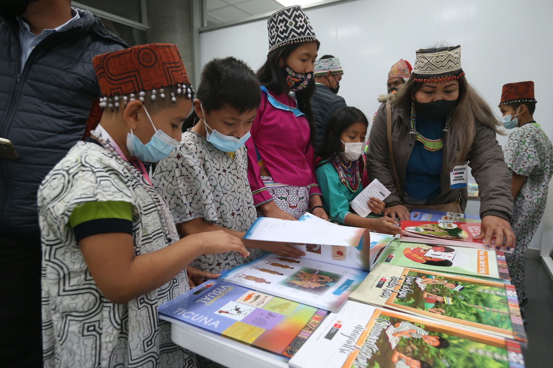 El Ministerio de Educación, exhibe libros en lenguas originarias que serán distribuidos en las Instituciones educativas a nivel nacional. Foto: ANDINA/ Eddy Ramos