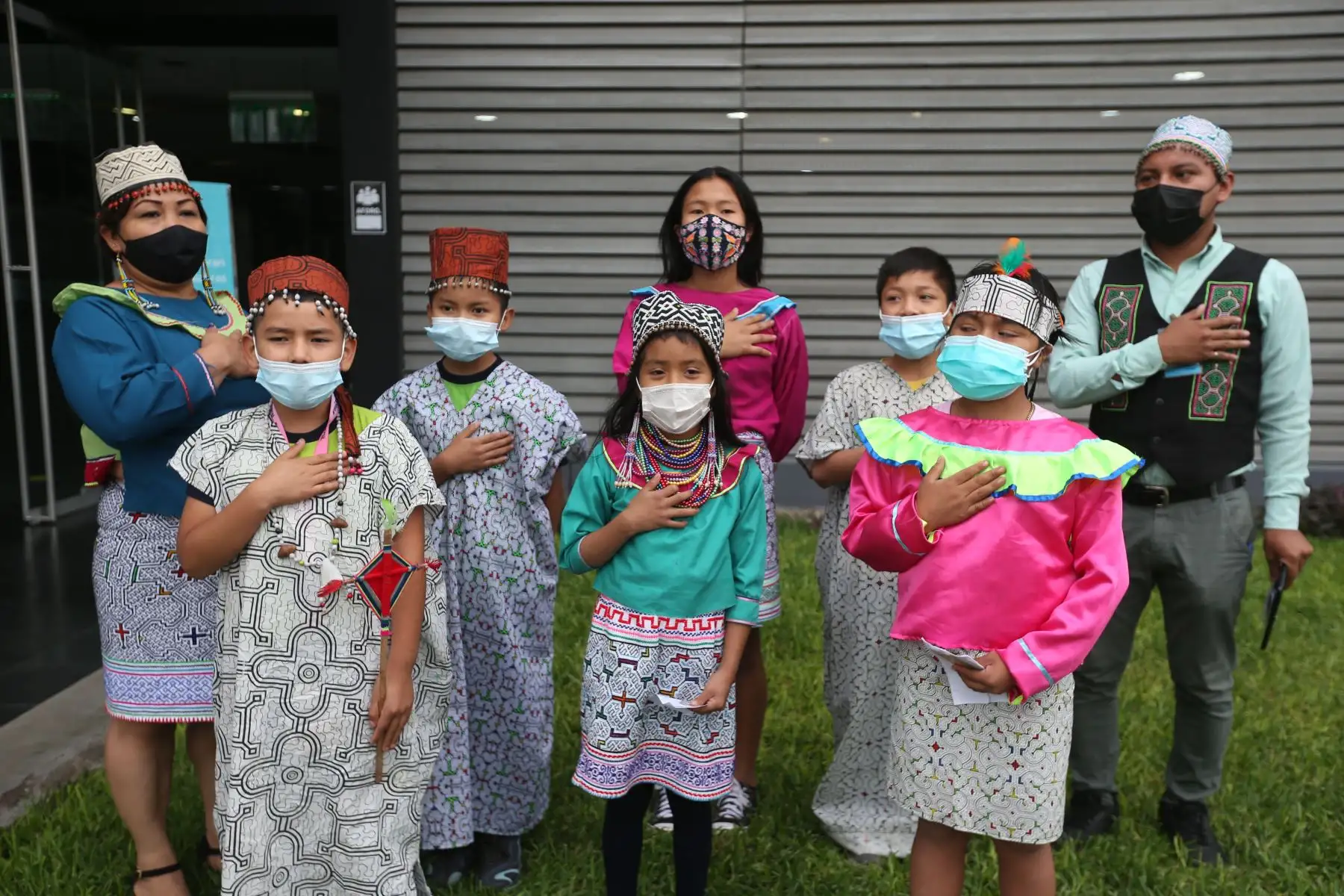 Niños interpretan el Himno Nacional en  las lenguas Shipibo y Quechua por el Día de las Lenguas Originarias del Perú. Foto: ANDINA/ Eddy Ramos