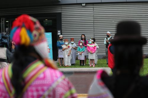 Niños interpretan el Himno Nacional en  las lenguas Shipibo y Quechua por el Día de las Lenguas Originarias del Perú