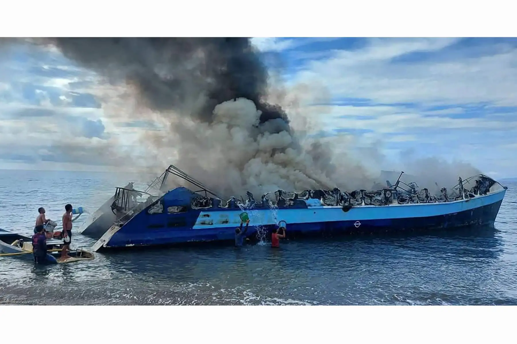 Un transbordador que llevaba a más de 130 personas se incendió el lunes cuando se acercaba a una provincia nororiental filipina. Foto: AFP