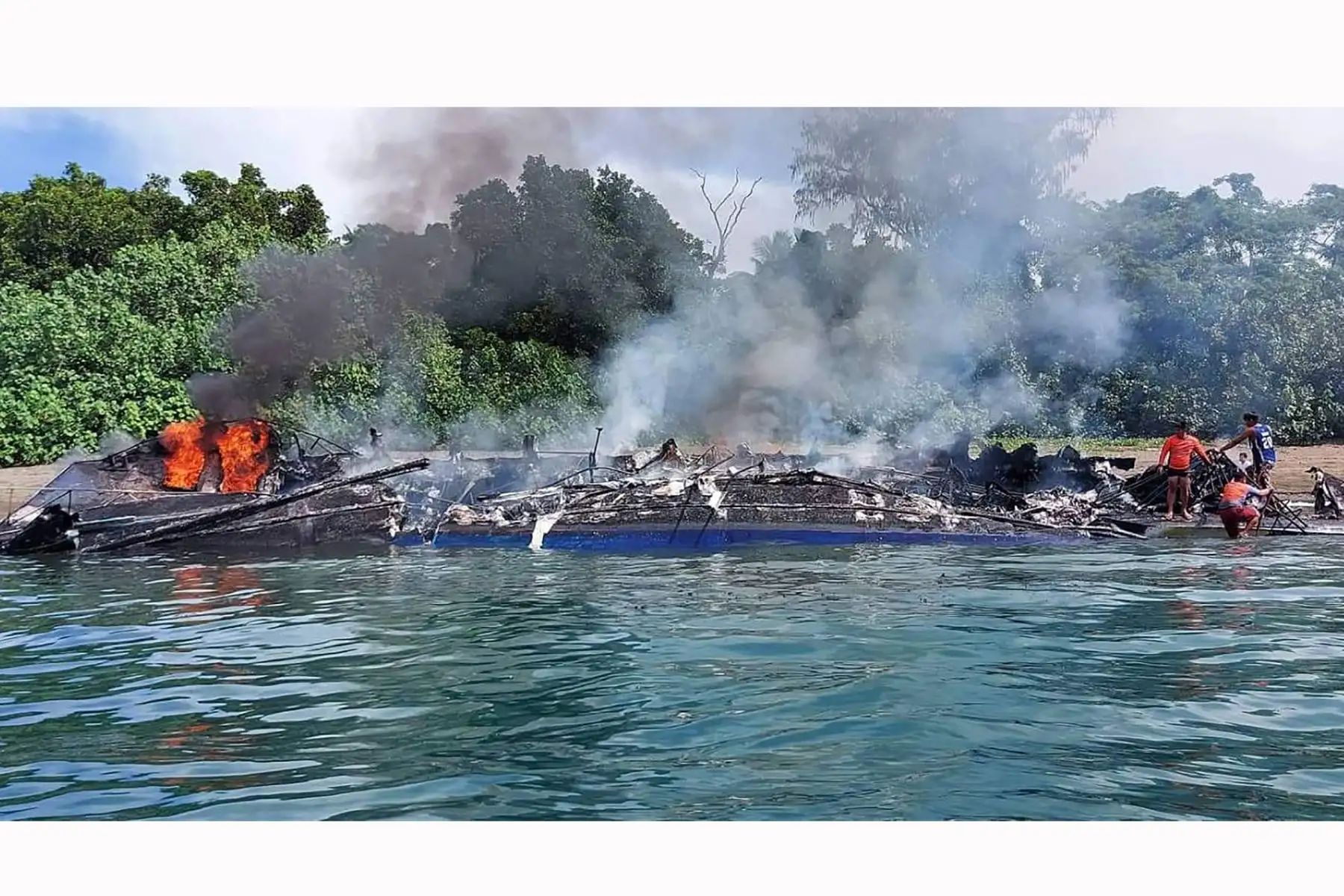 Muchos de los 134 pasajeros y tripulantes se vieron obligados a saltar al agua y fueron rescatados por barcos en la zona, según guardacostas. Había un helicóptero preparado para ayudar en la búsqueda de desaparecidos. Foto: AFP
