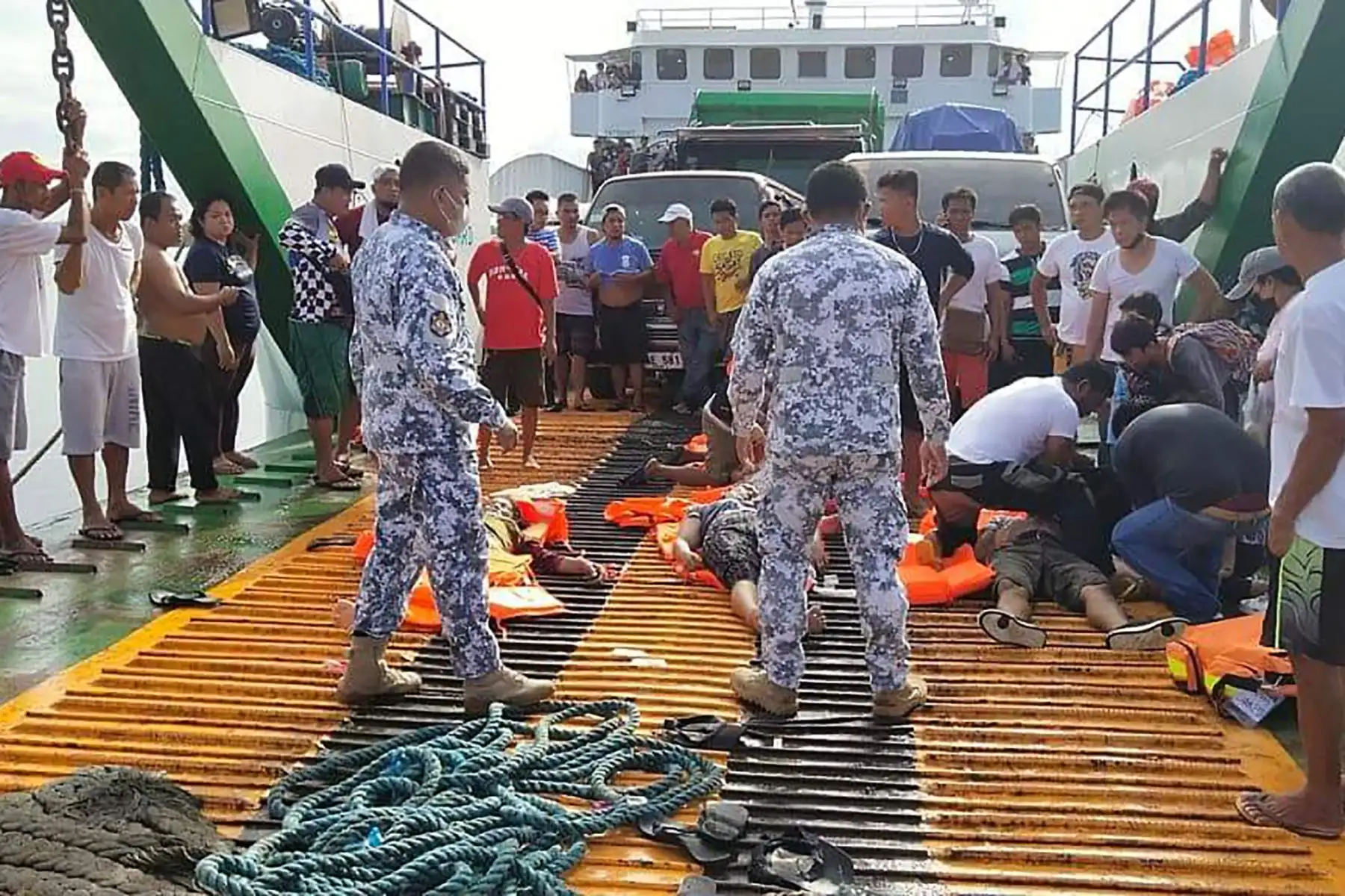 Muchos de los 134 pasajeros y tripulantes se vieron obligados a saltar al agua y fueron rescatados por barcos en la zona, según guardacostas. Había un helicóptero preparado para ayudar en la búsqueda de desaparecidos. Foto: AFP