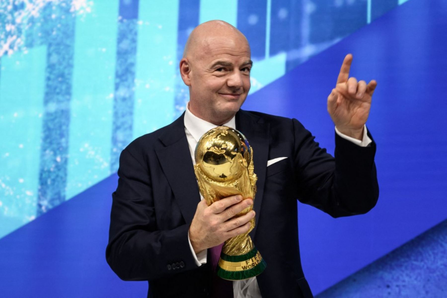Gianni Infantino carga la Copa del Mundo La FIFA y Qatar 2022 durante el Foro Económico Mundial de Davos