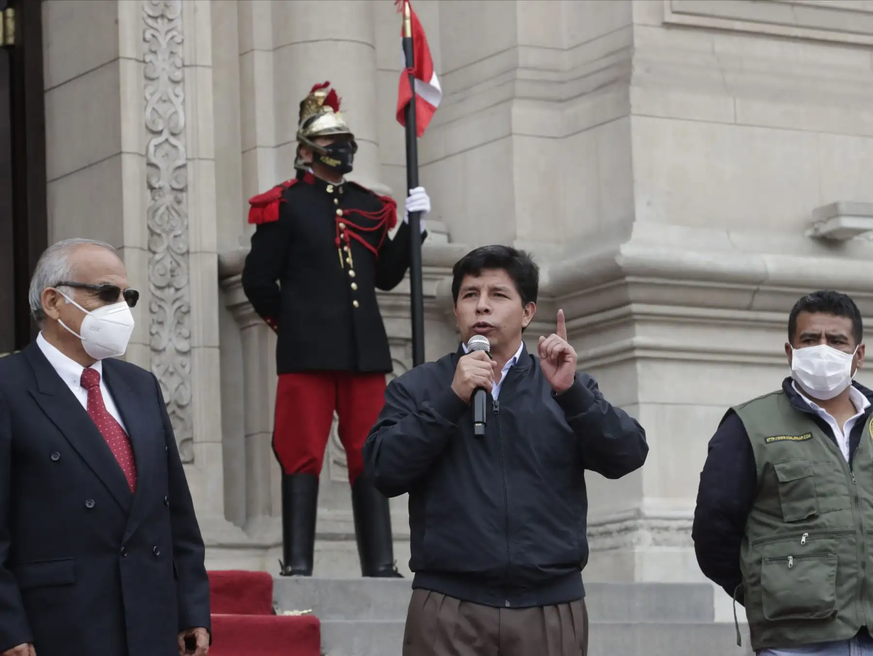 El presidente Pedro Castillo recibe a integrantes de la Confederación de Licenciados de las Fuerzas Armadas en la sede de Palacio de Gobierno. Foto: ANDINA/Prensa Presidencia