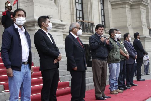 El presidente Pedro Castillo recibe a integrantes de la Confederación de Licenciados de las Fuerzas Armadas