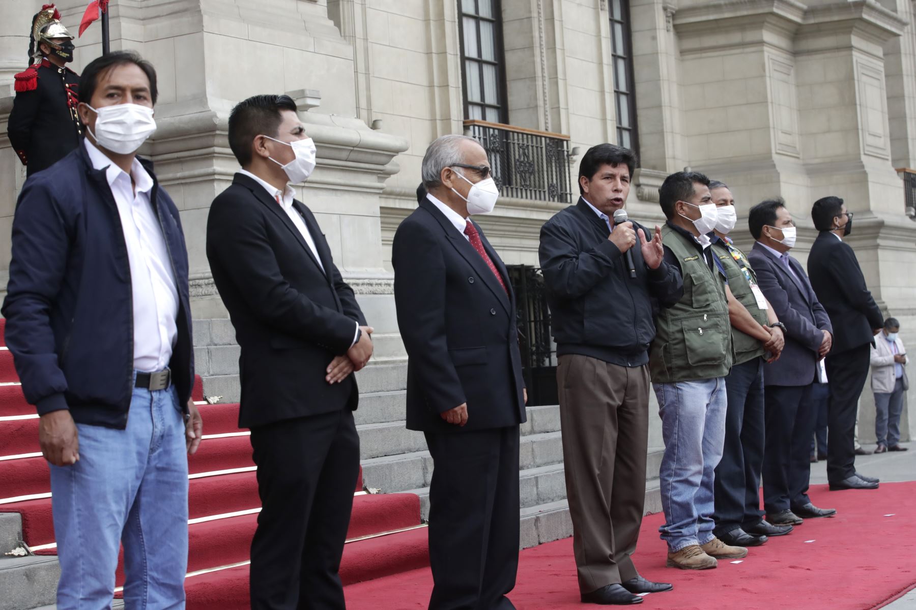 El presidente Pedro Castillo recibe a integrantes de la Confederación de Licenciados de las Fuerzas Armadas en la sede de Palacio de Gobierno. Foto: ANDINA/Prensa Presidencia