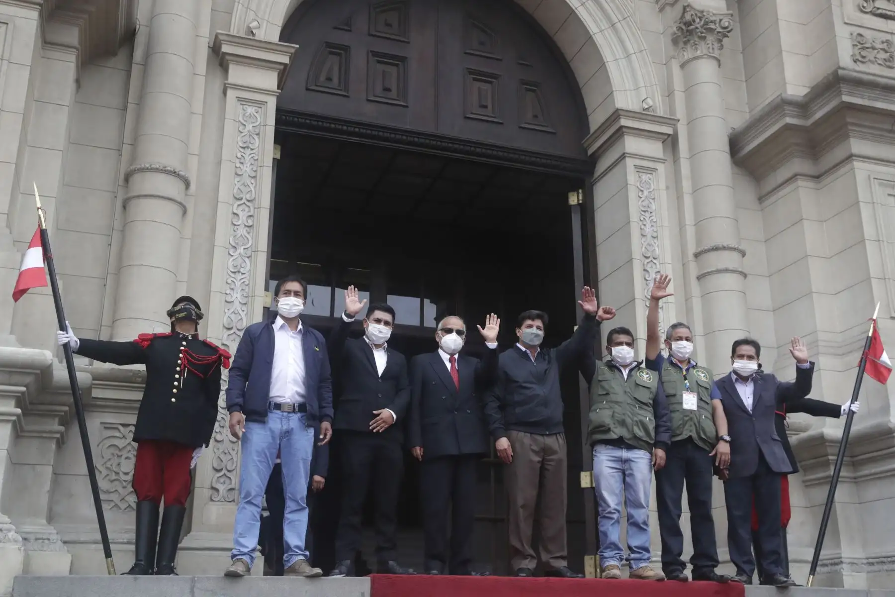 El presidente Pedro Castillo recibe a integrantes de la Confederación de Licenciados de las Fuerzas Armadas en la sede de Palacio de Gobierno. Foto: ANDINA/Prensa Presidencia