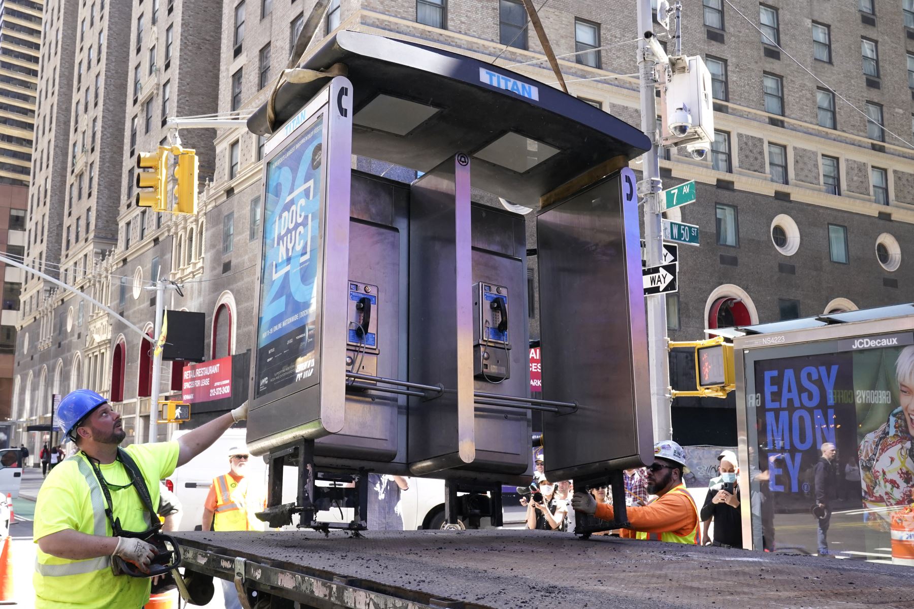 Marcando el final de una era, la ciudad de Nueva York retiró el lunes la última de sus históricas cabinas telefónicas públicas, que han sido víctimas de la una ciudad con Wi-Fi y teléfonos móviles gratuitos en los últimos años. Foto: AFP
